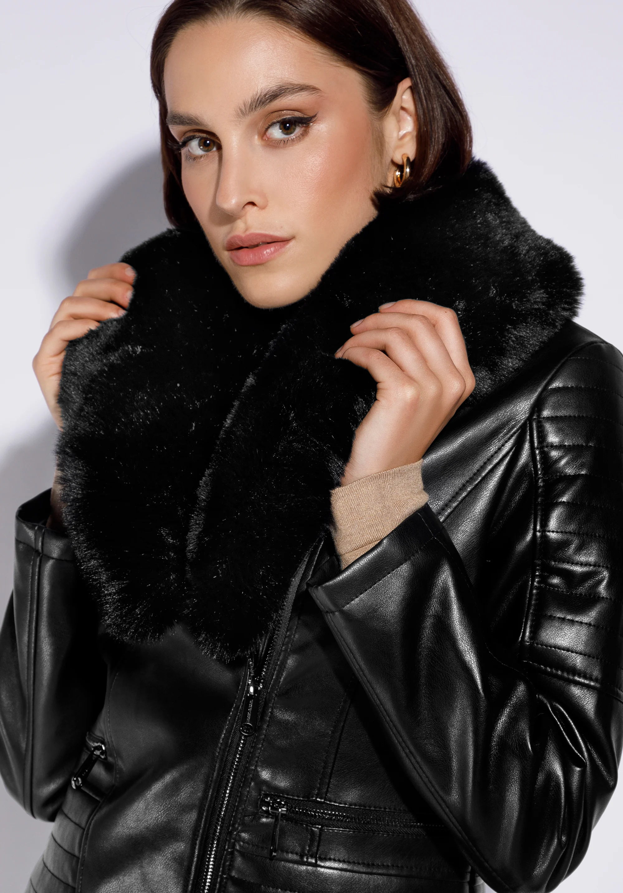 Damska ramoneska z kołnierzem z futerka