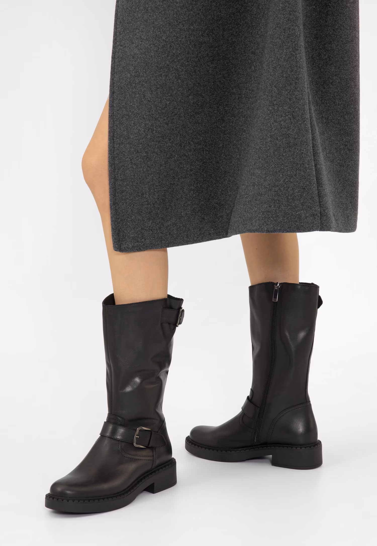 Czarne skórzane bikery damskie z klamrami