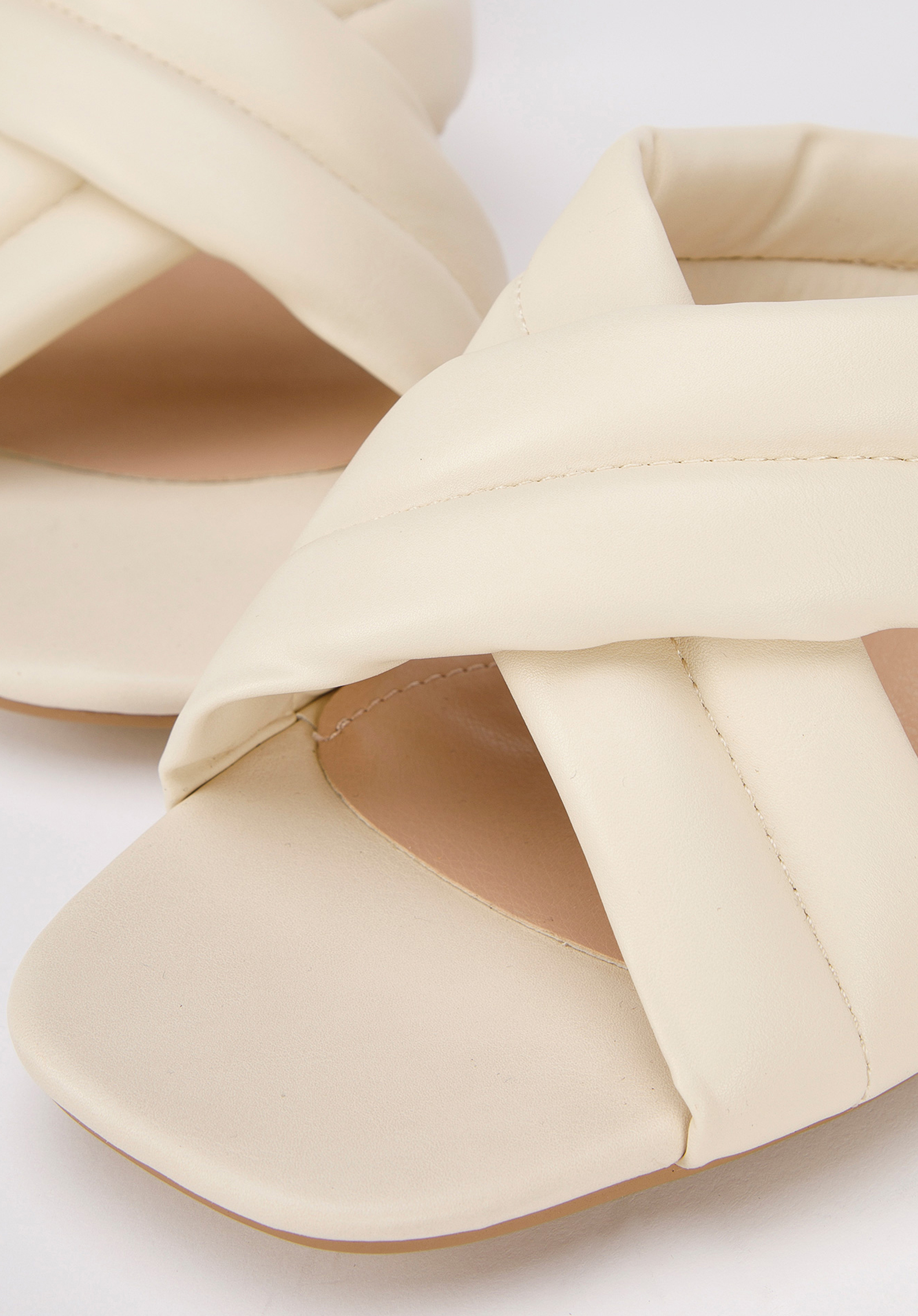 Damskie klapki pikowane z paskami na krzyż