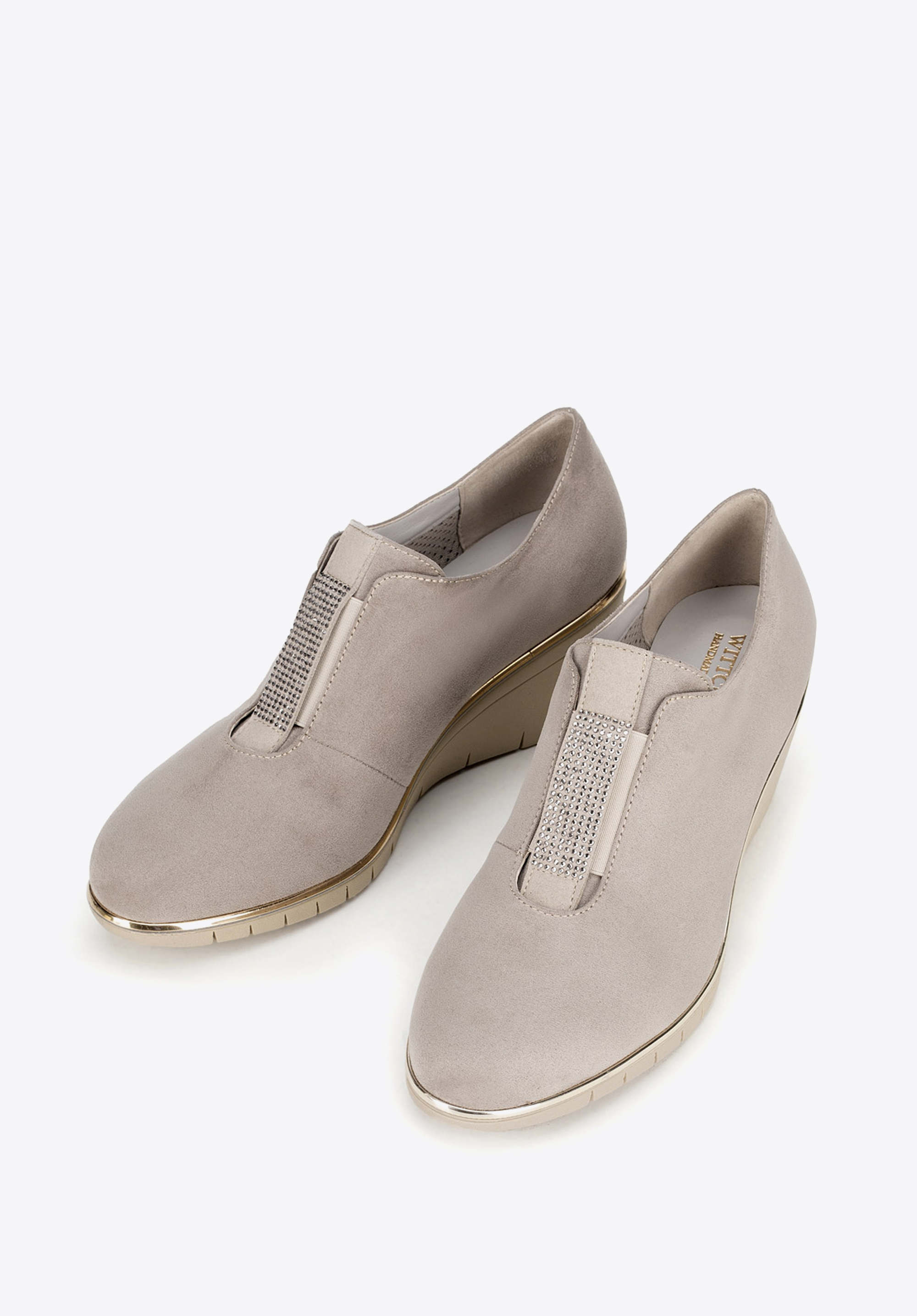 Damskie półbuty na koturnie z biżuteryjną wstawką