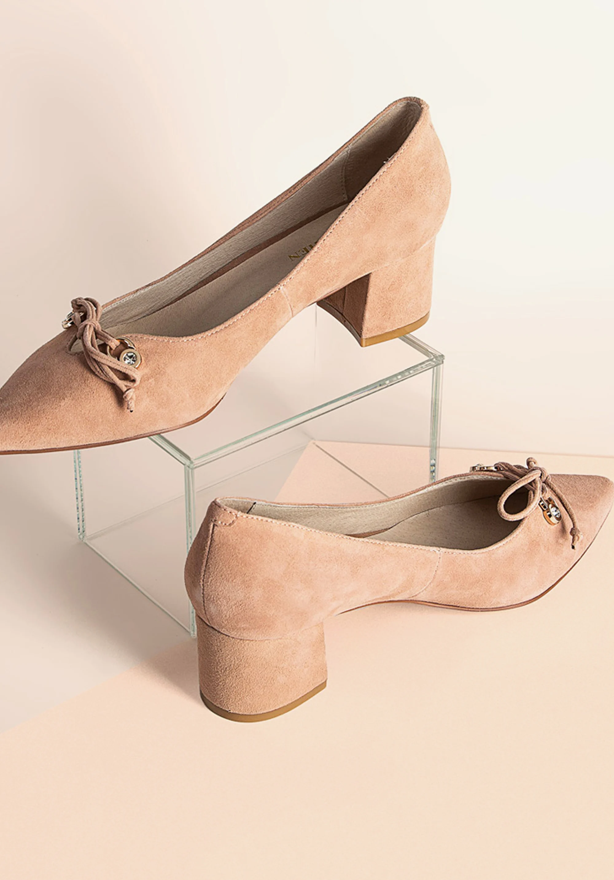 Czółenka na słupku zamszowe z  kokardką