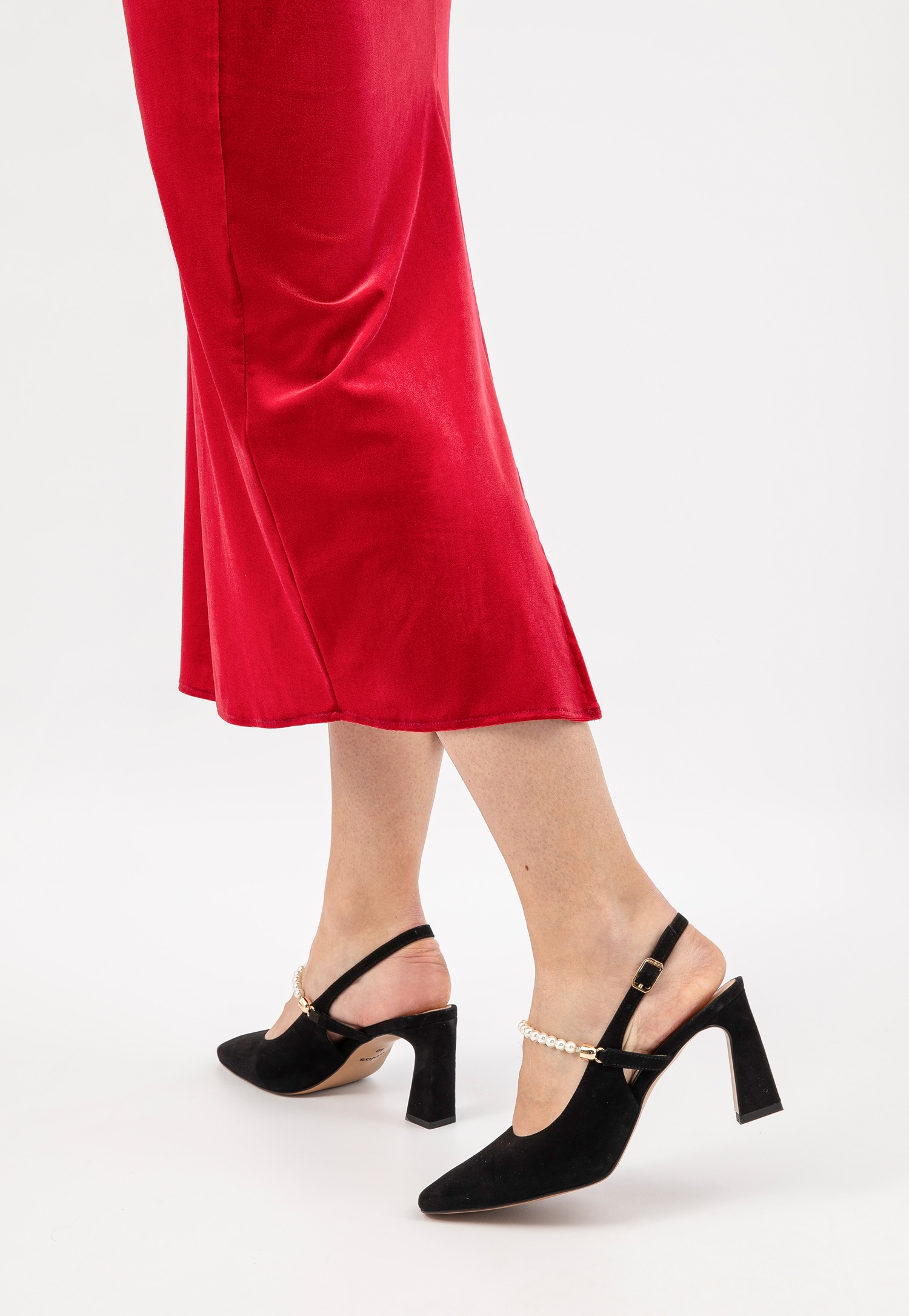 Eleganckie czółenka z ozdobnymi koralikami i odkrytą piętą