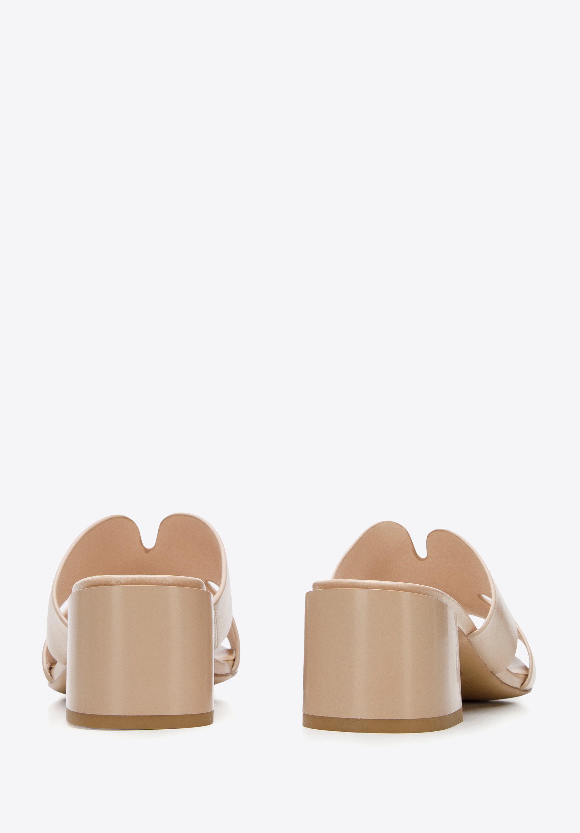 Damskie klapki skórzane proste na słupku