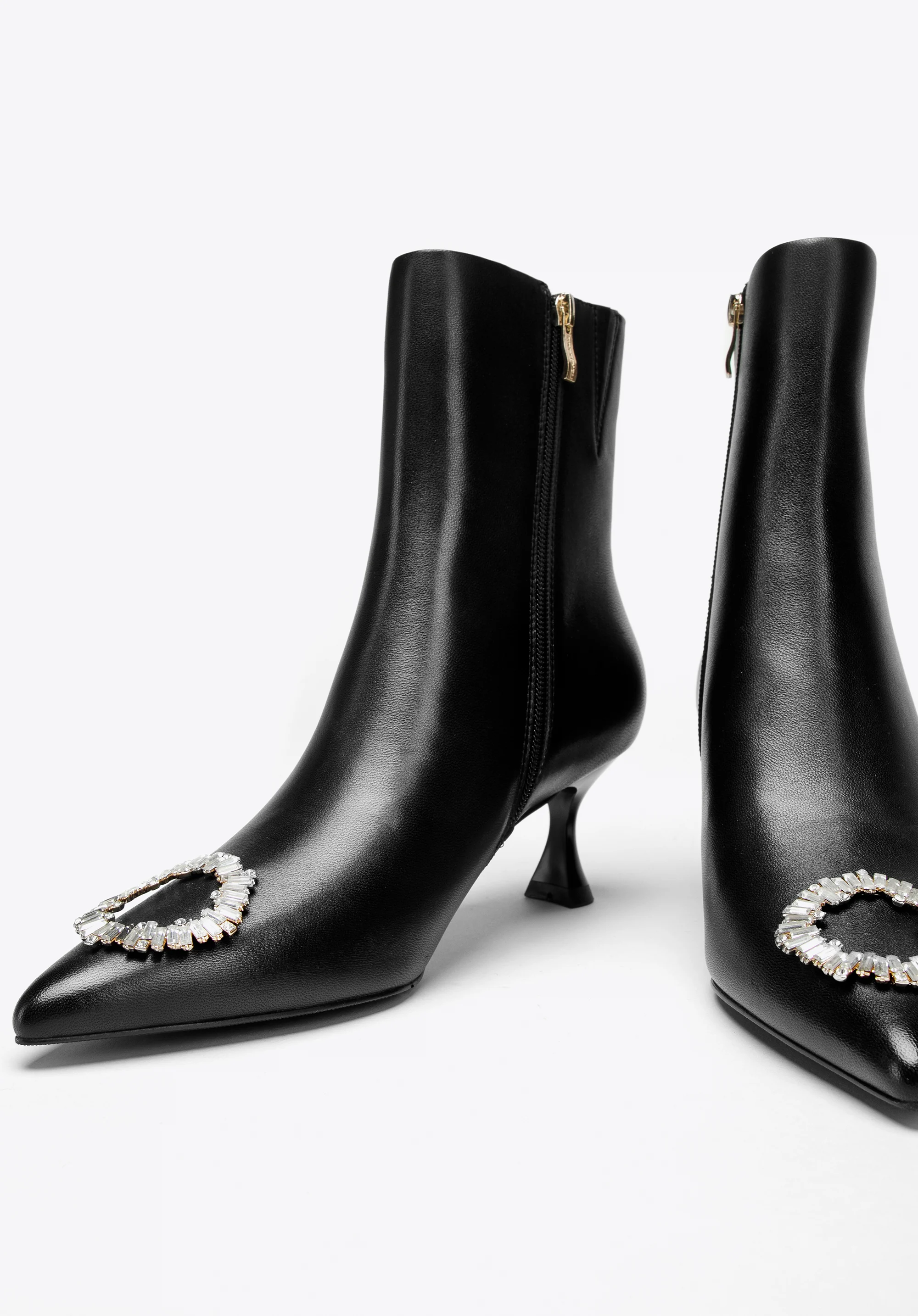 Botki skórzane z okrągłą klamrą na szpilce