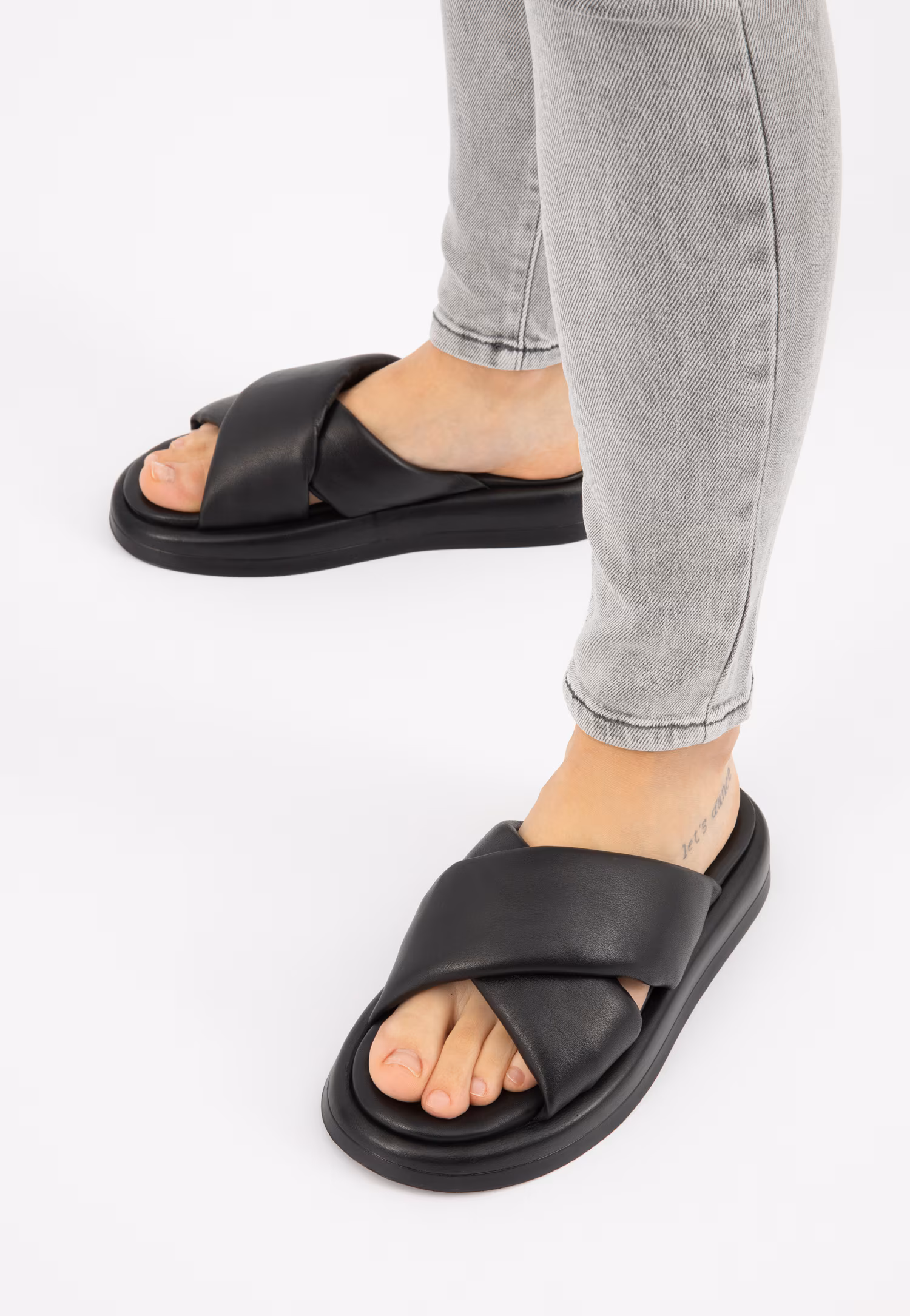 Czarne klapki damskie na grubej podeszwie