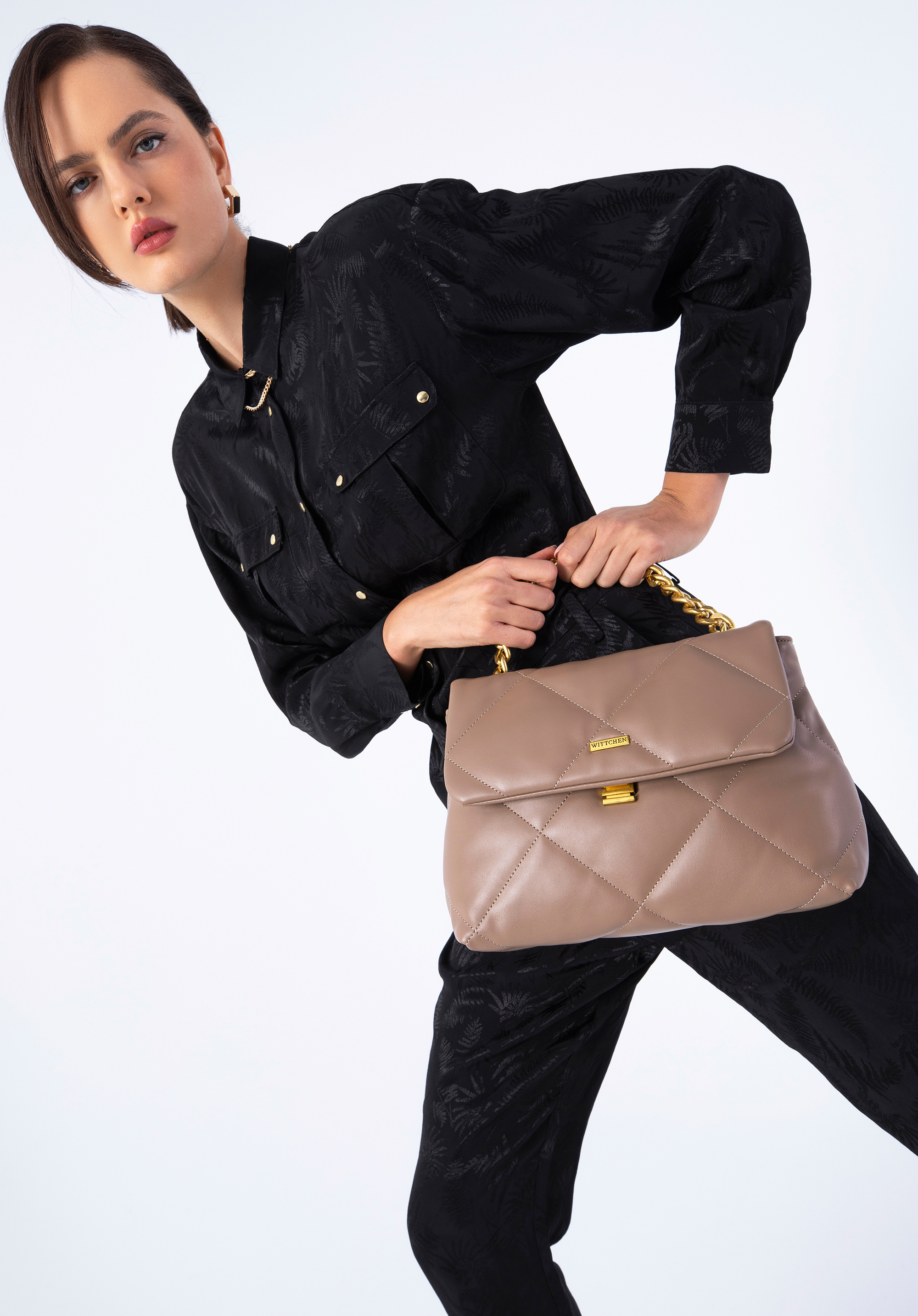 Torebka kuferek z miękkiej ekoskóry pikowana na łańcuszku