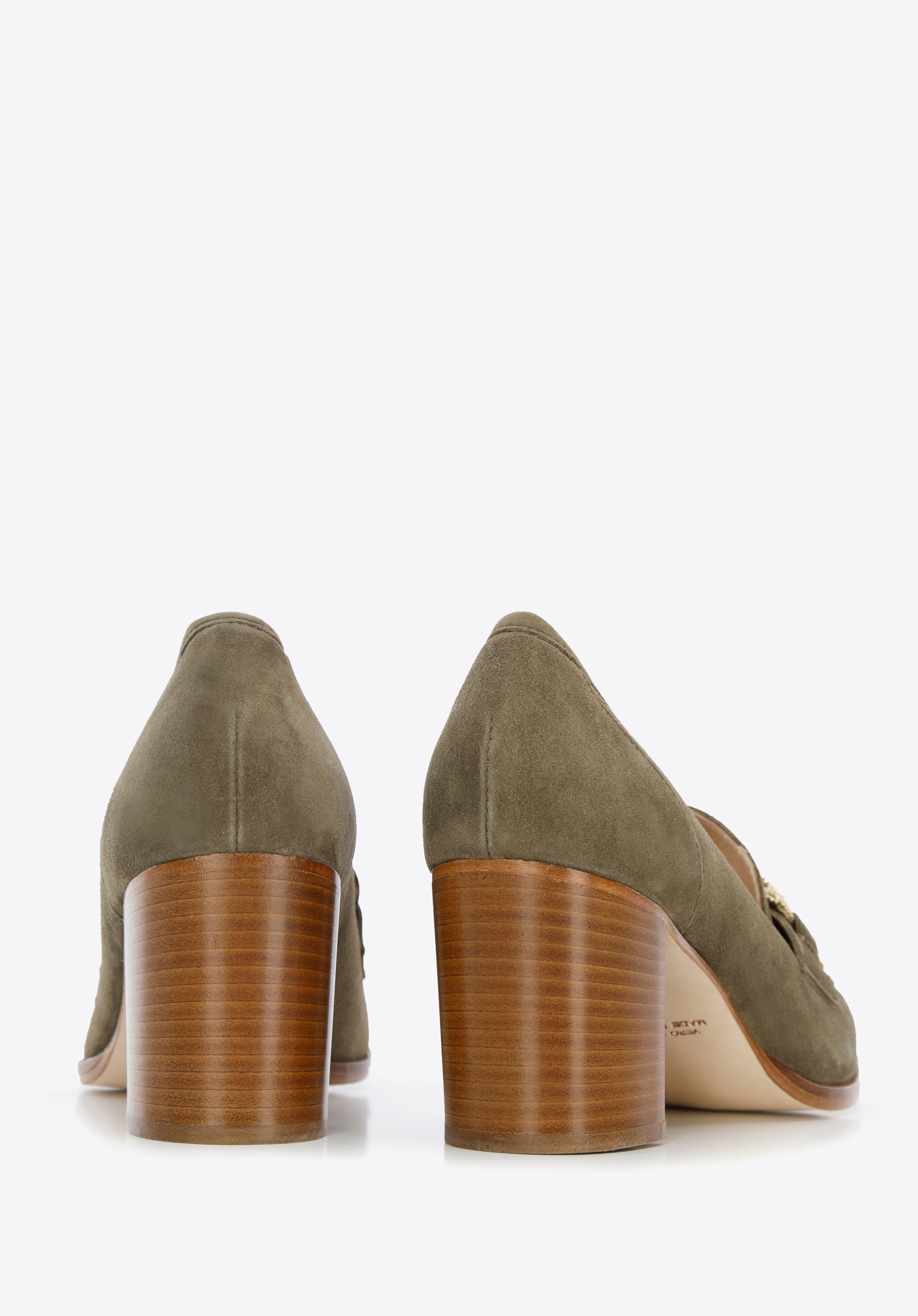 Czółenka zamszowe z ozdobnym łańcuchem