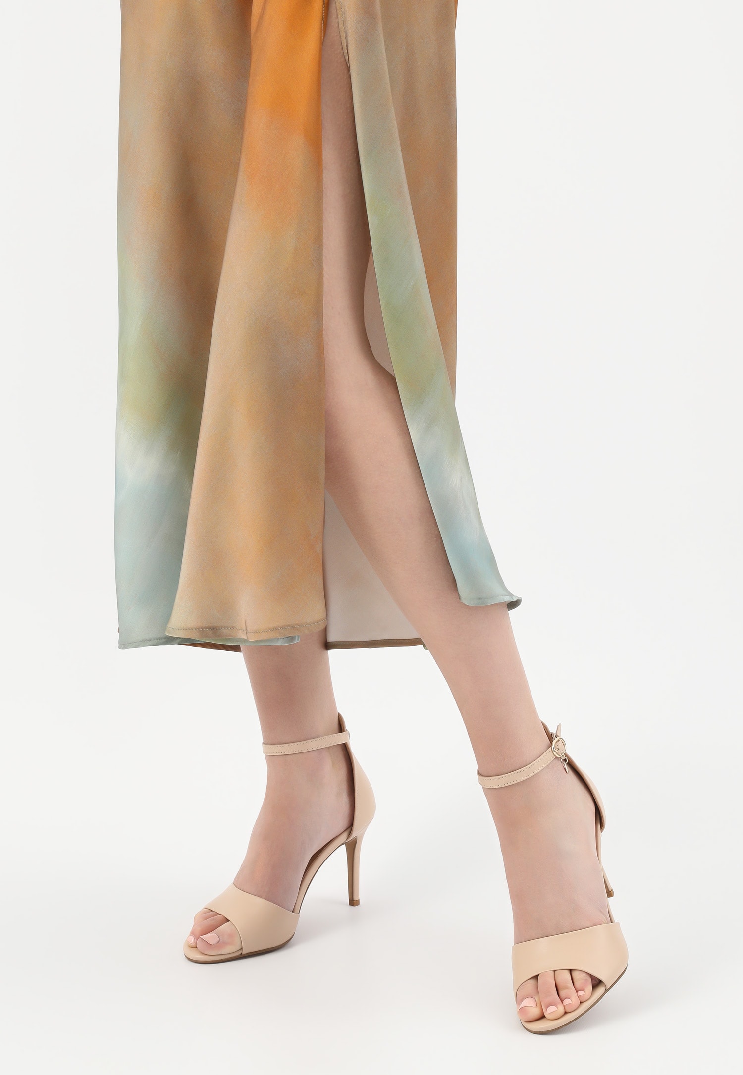 Beżowe sandały na szpilce z paskiem wokół kostki