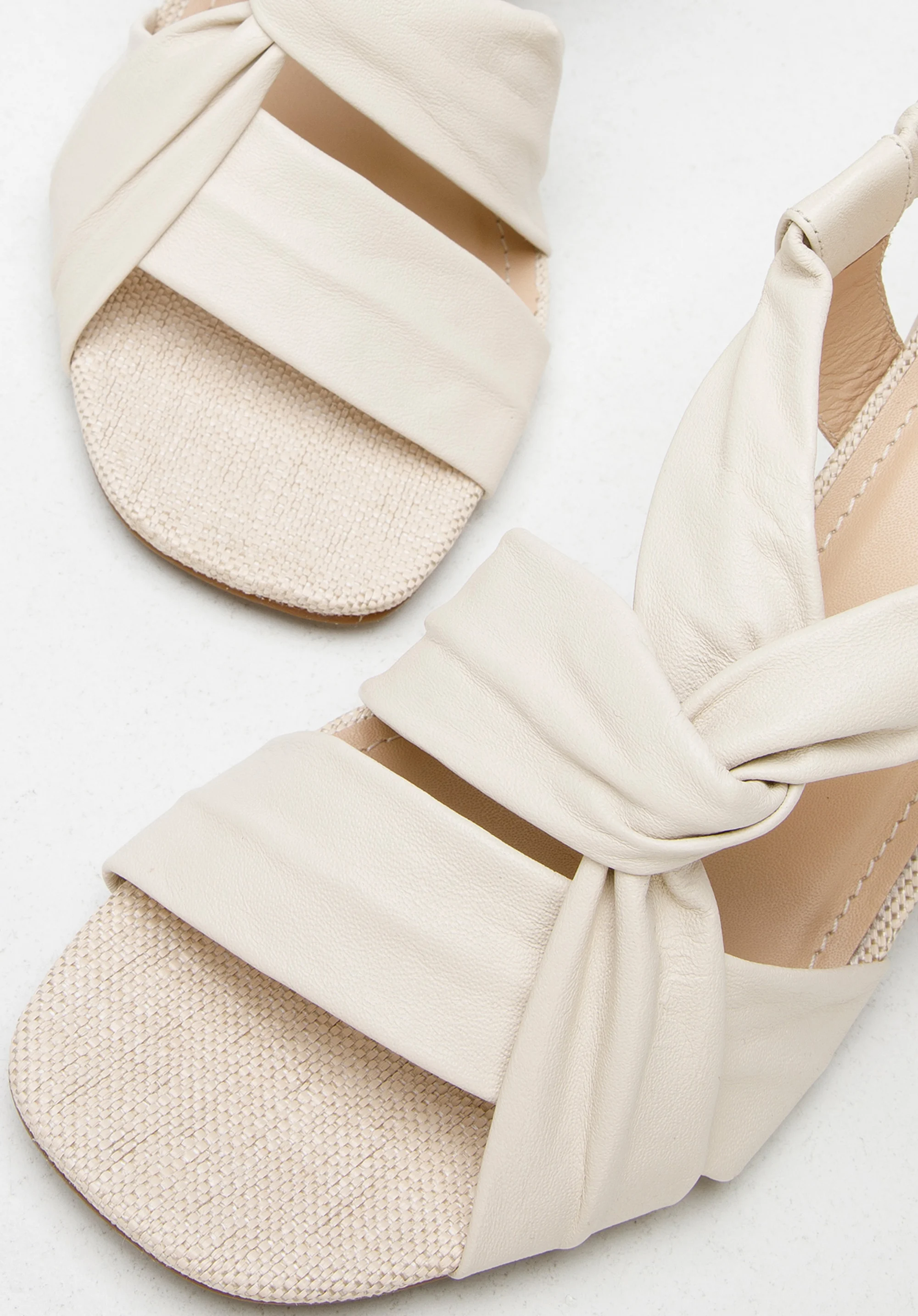 Damskie sandały skórzane z supełkiem na obcasie