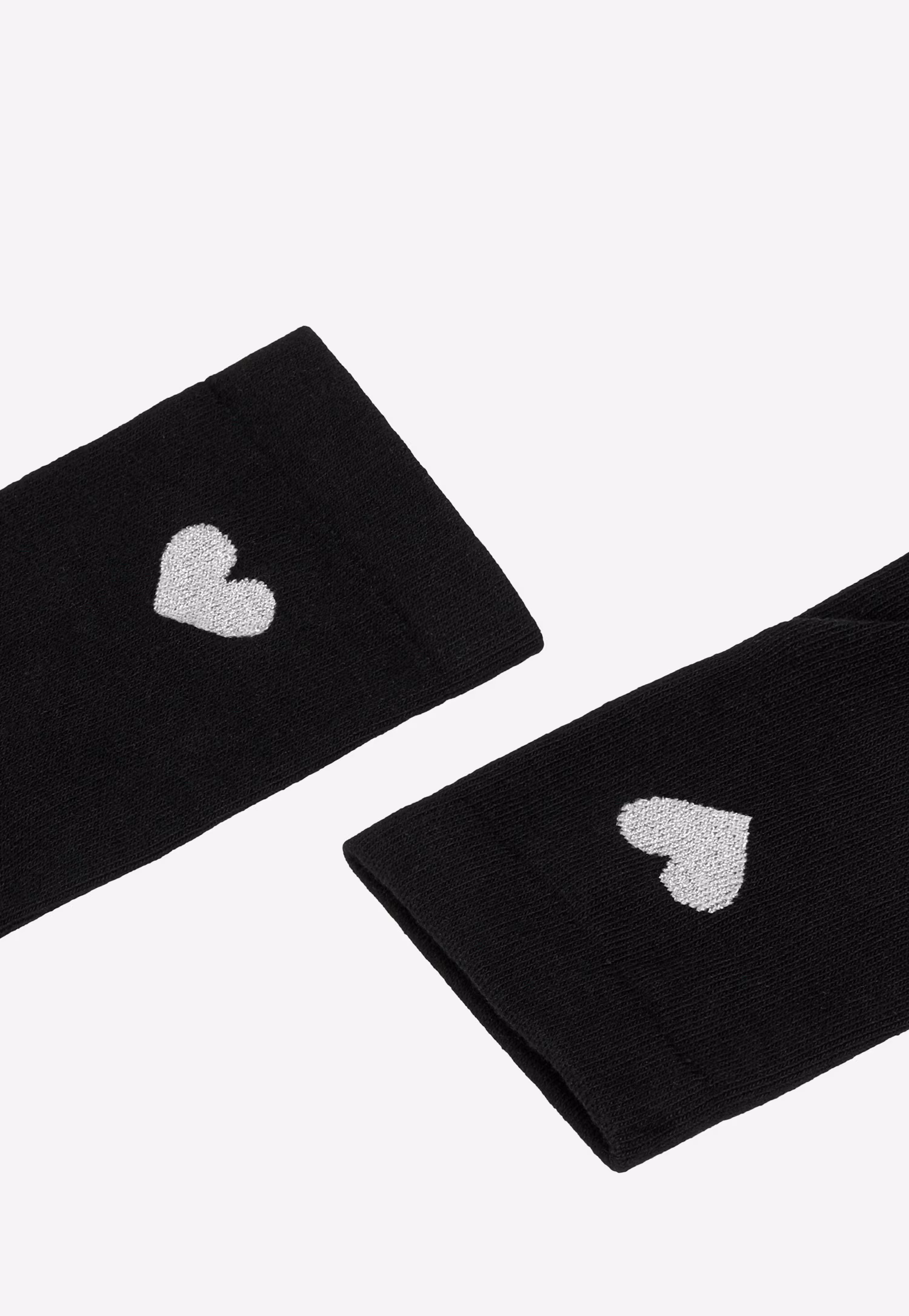 Czarne skarpety damskie ze srebrną aplikacją w kształcie serca