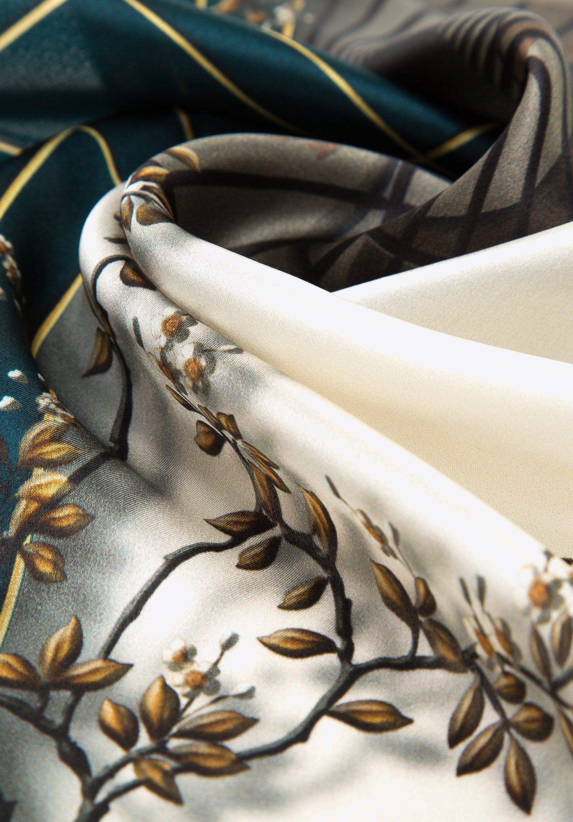 Damska apaszka jedwabna we wzory