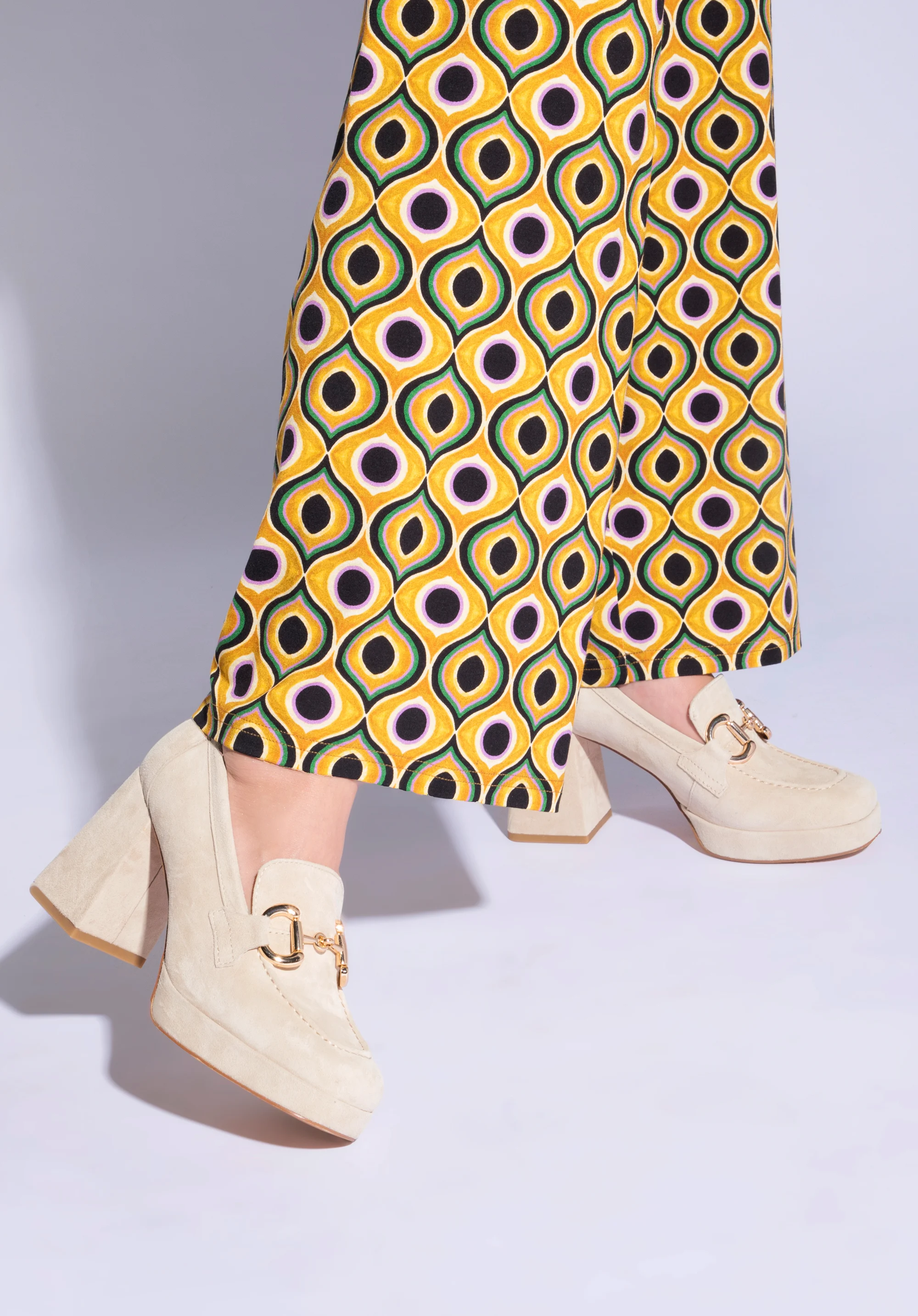 Czółenka zamszowe z klamerką na platformie