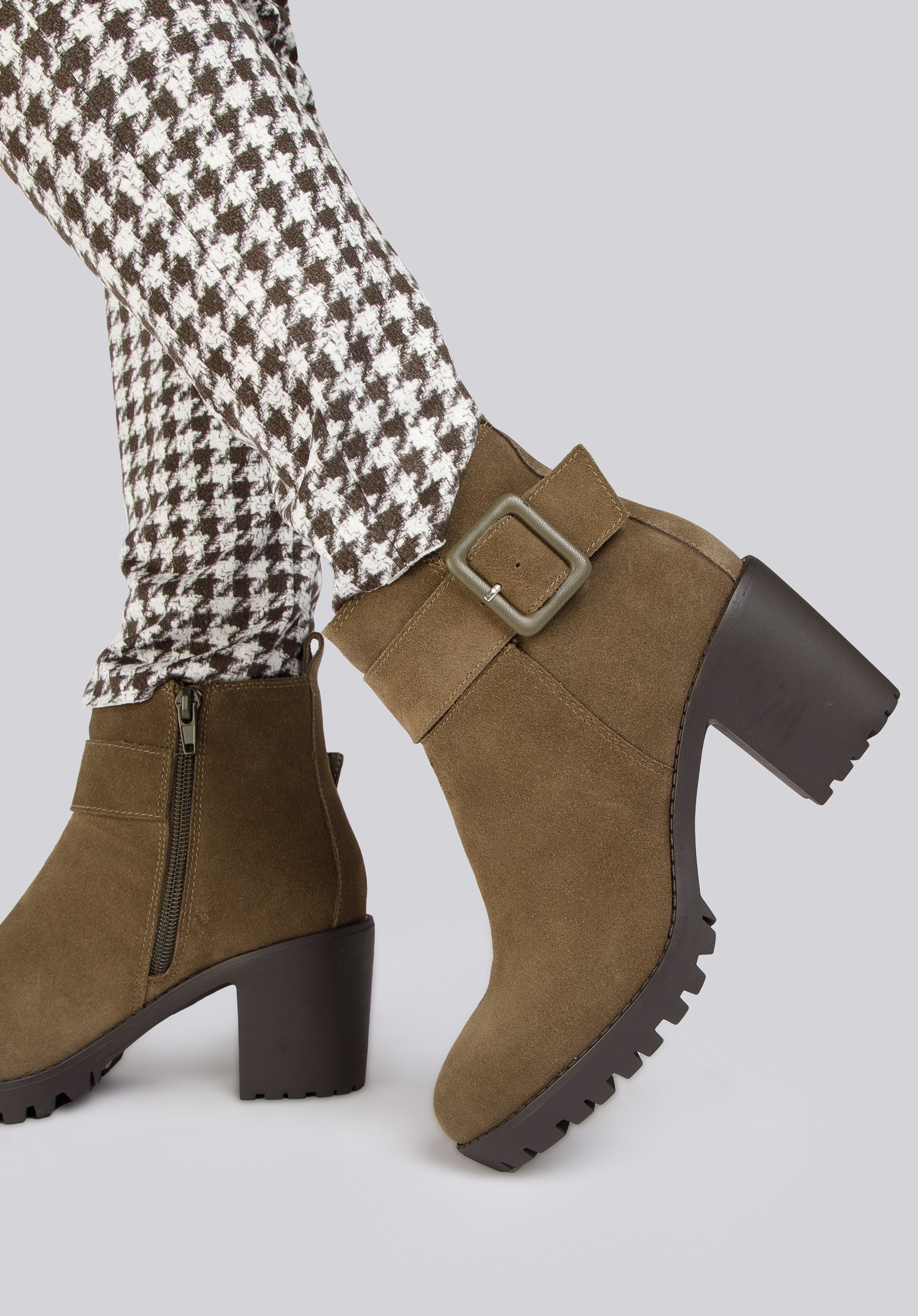 Damskie botki zamszowe z ozdobną klamrą