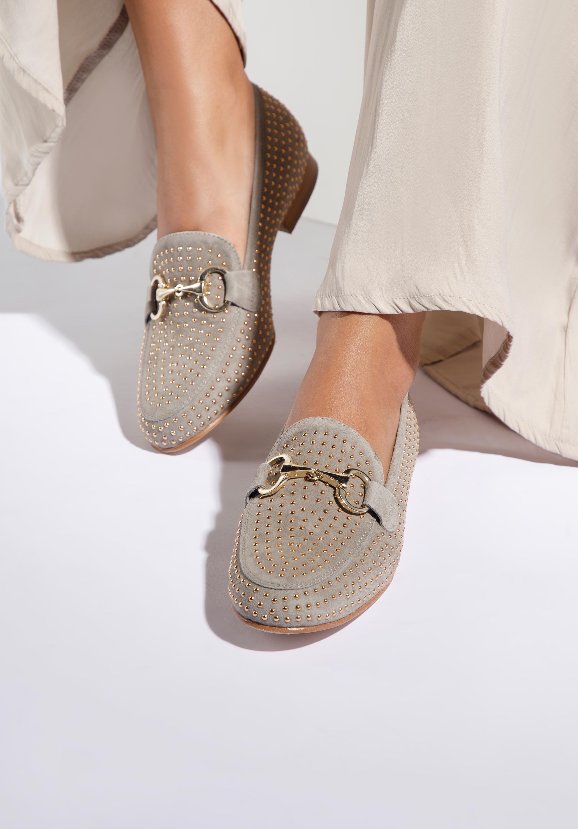 Damskie mokasyny zamszowe z nitami