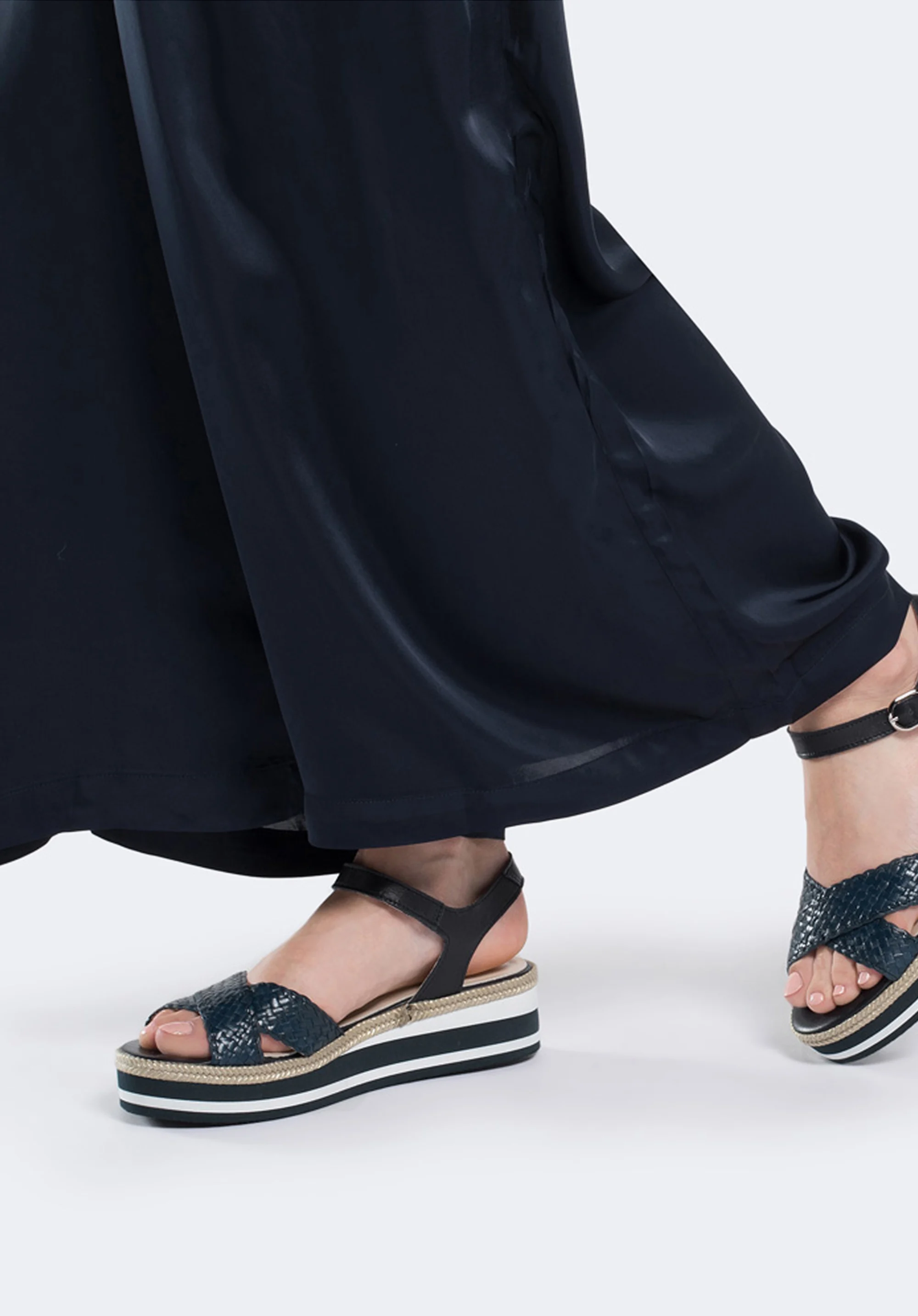 Damskie sandały skórzane na piankowej podeszwie