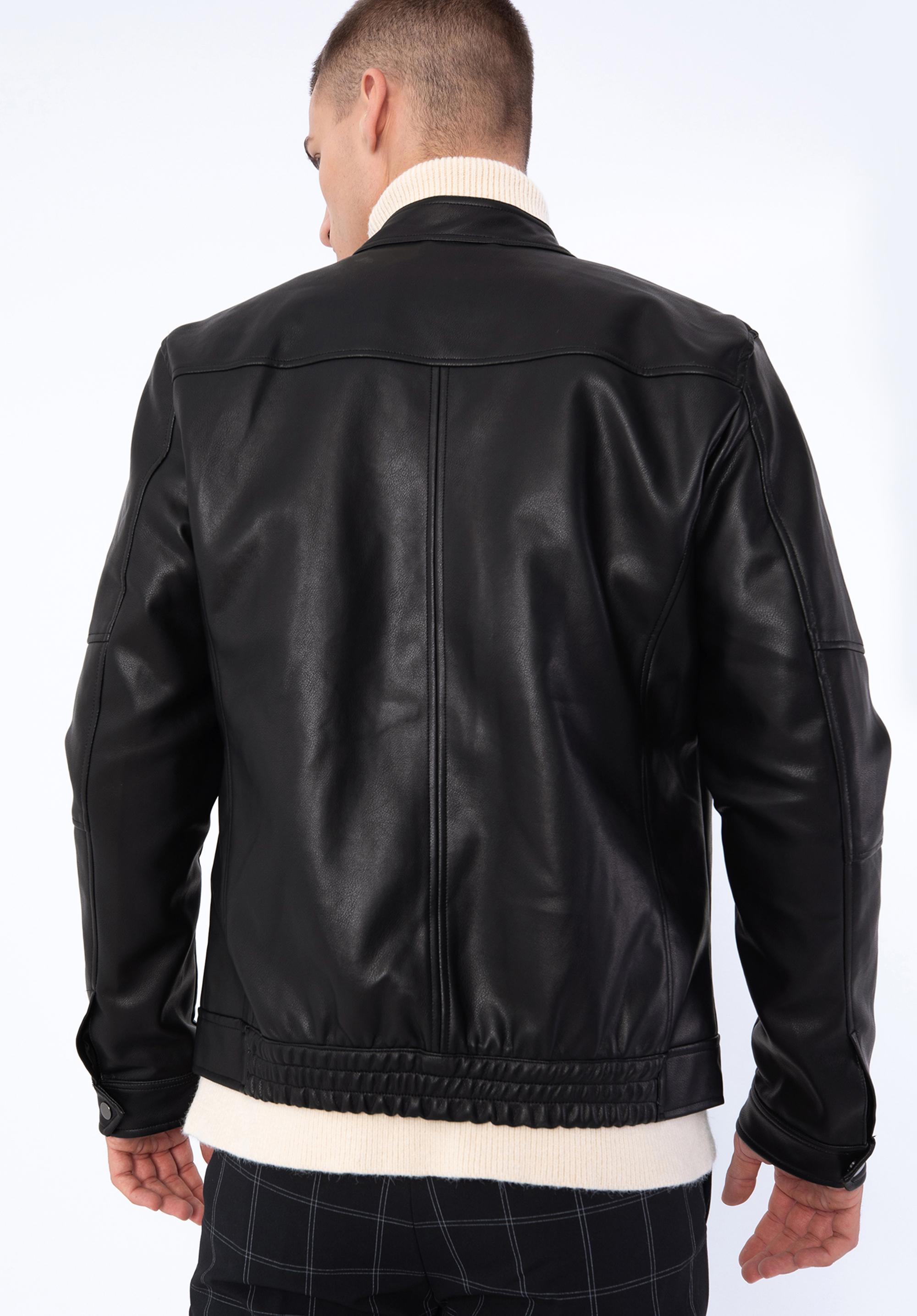 Męska kurtka z ekoskóry z ozdobnie obszytymi kieszeniami