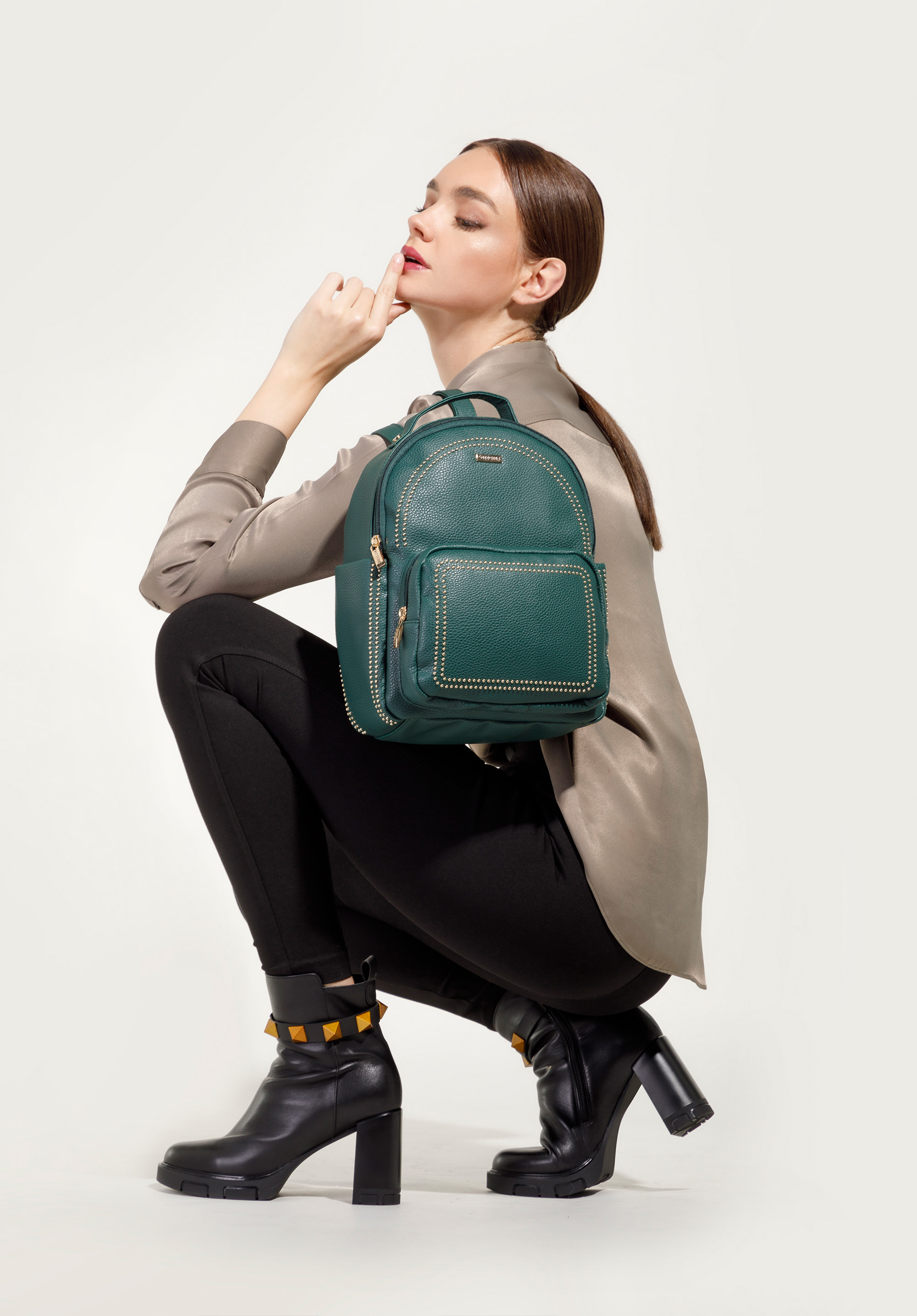 Damski plecak z ozdobnymi nitami