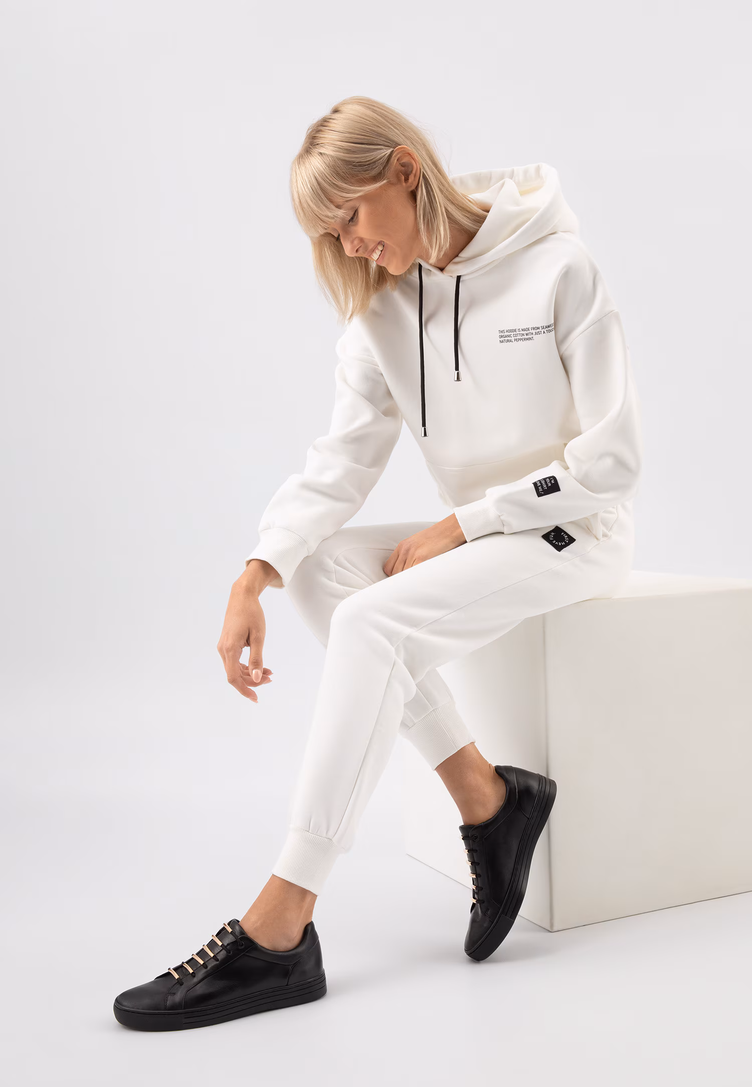 RELAKS białe spodnie damskie ze srebrnymi zamkami