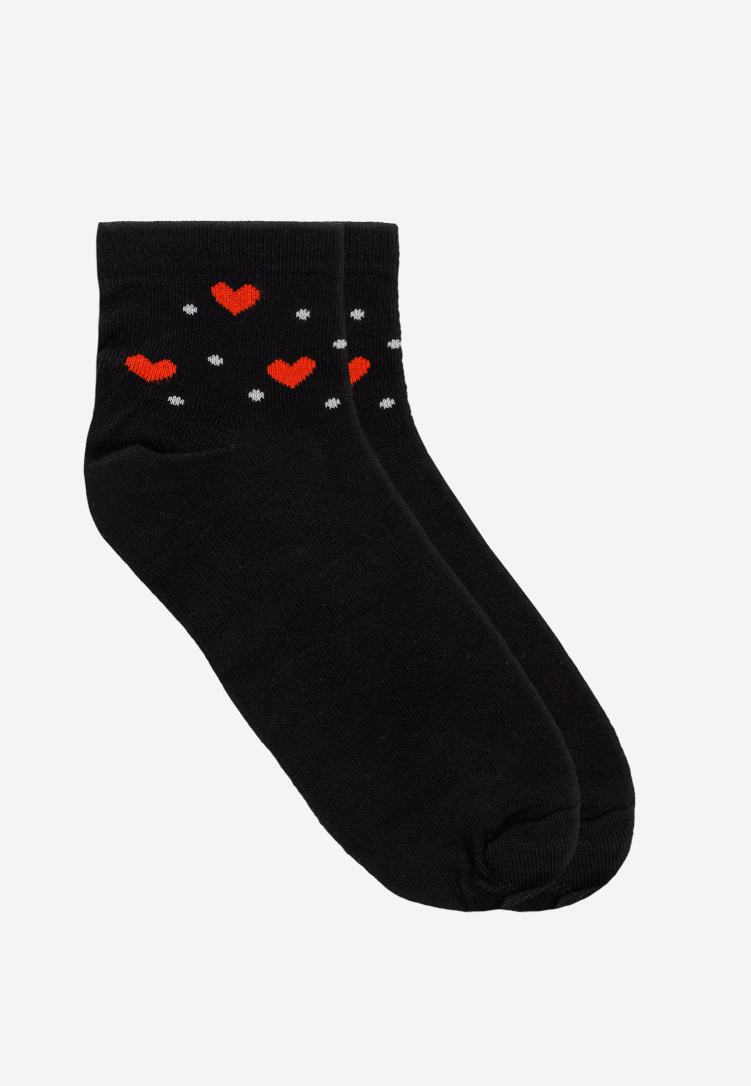 Czarne bawełniane skarpety w sercowy print wokół kostki