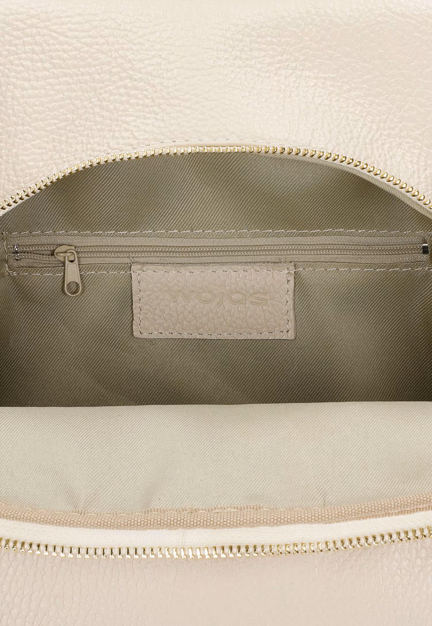 Czarny plecak damski z ciemnymi metalowymi elementami