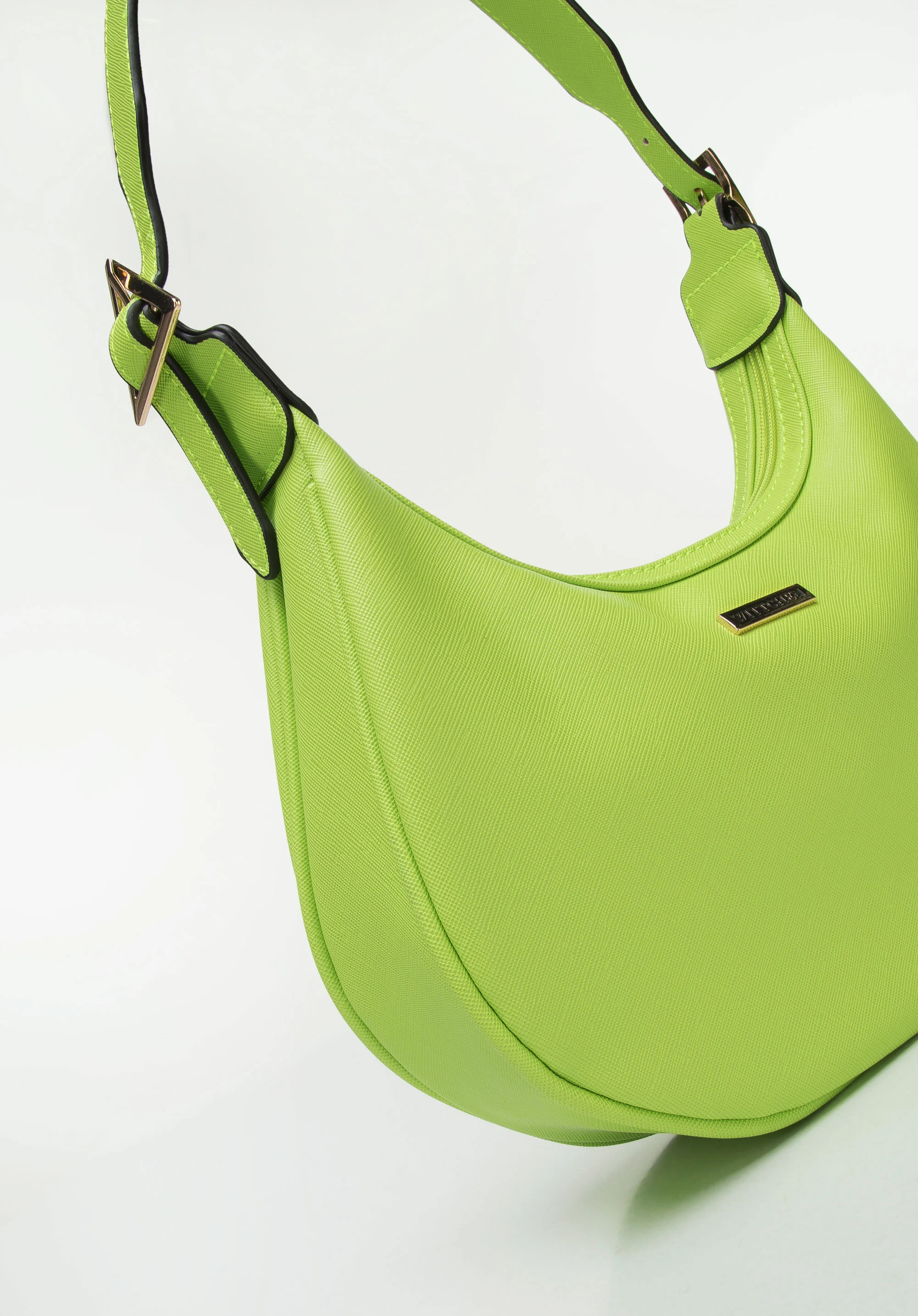 Torebka baguette z geometrycznymi klamrami