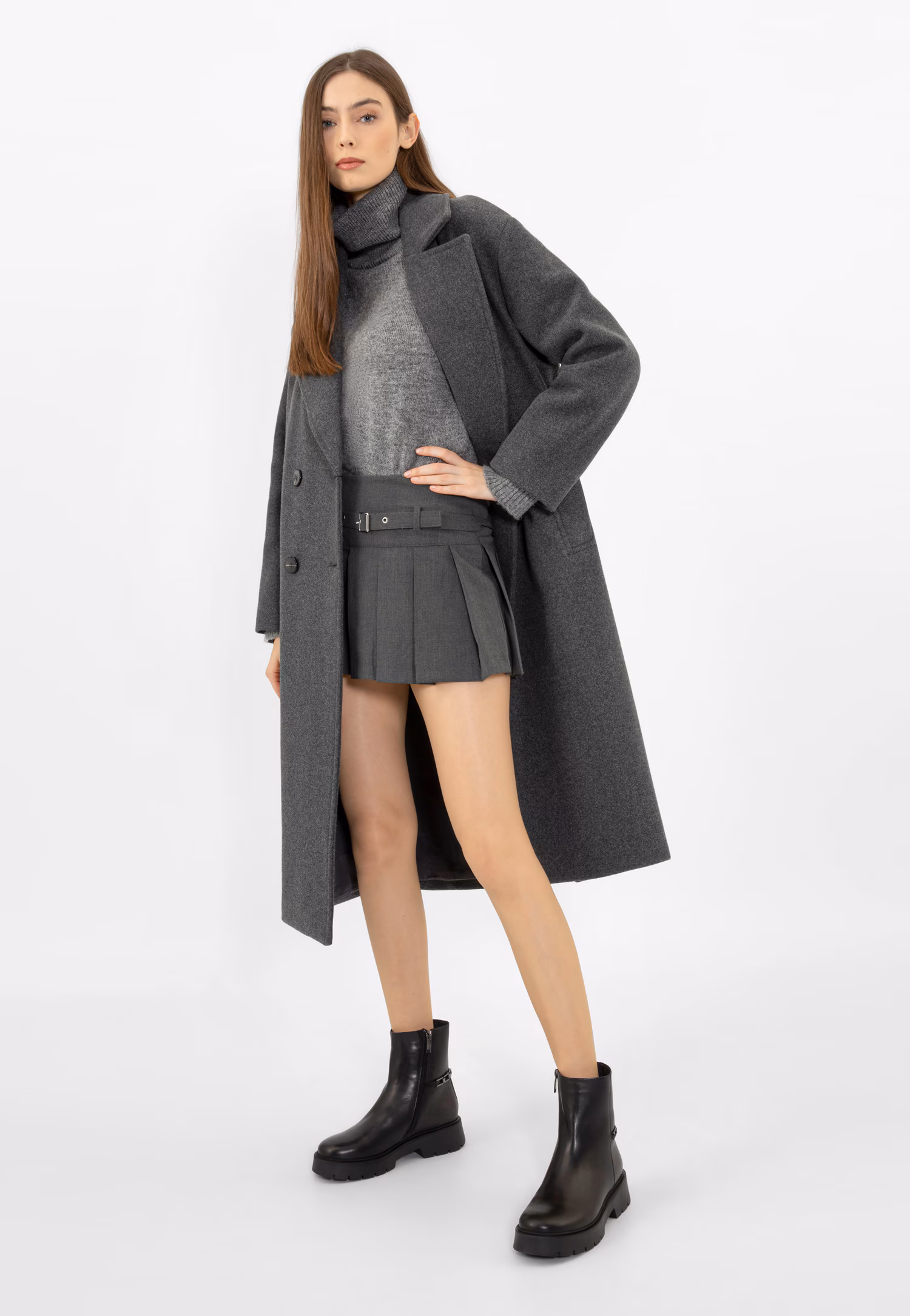 Czarne botki damskie ze skóry licowej z metalową ozdobą