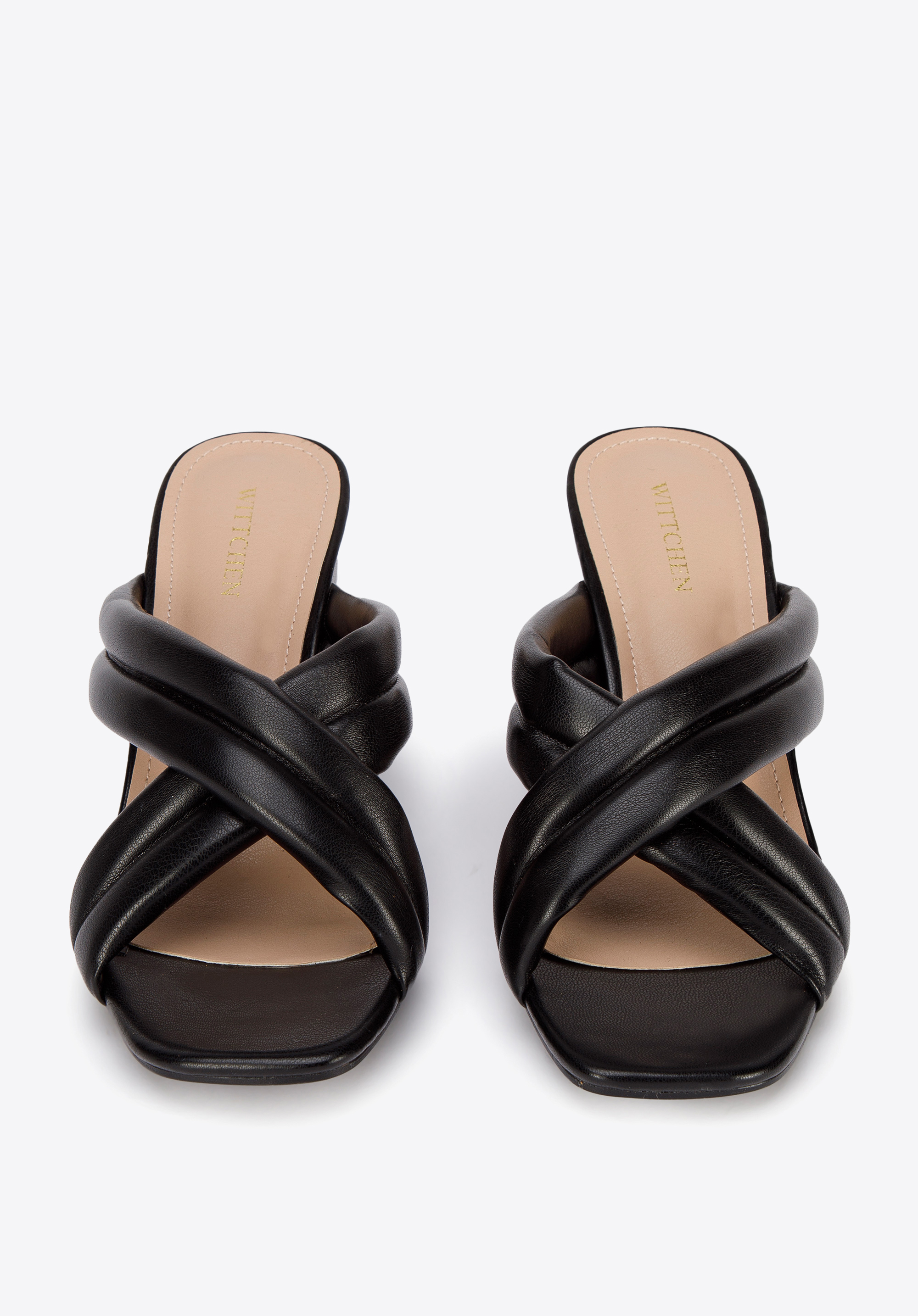 Damskie klapki pikowane z paskami na krzyż