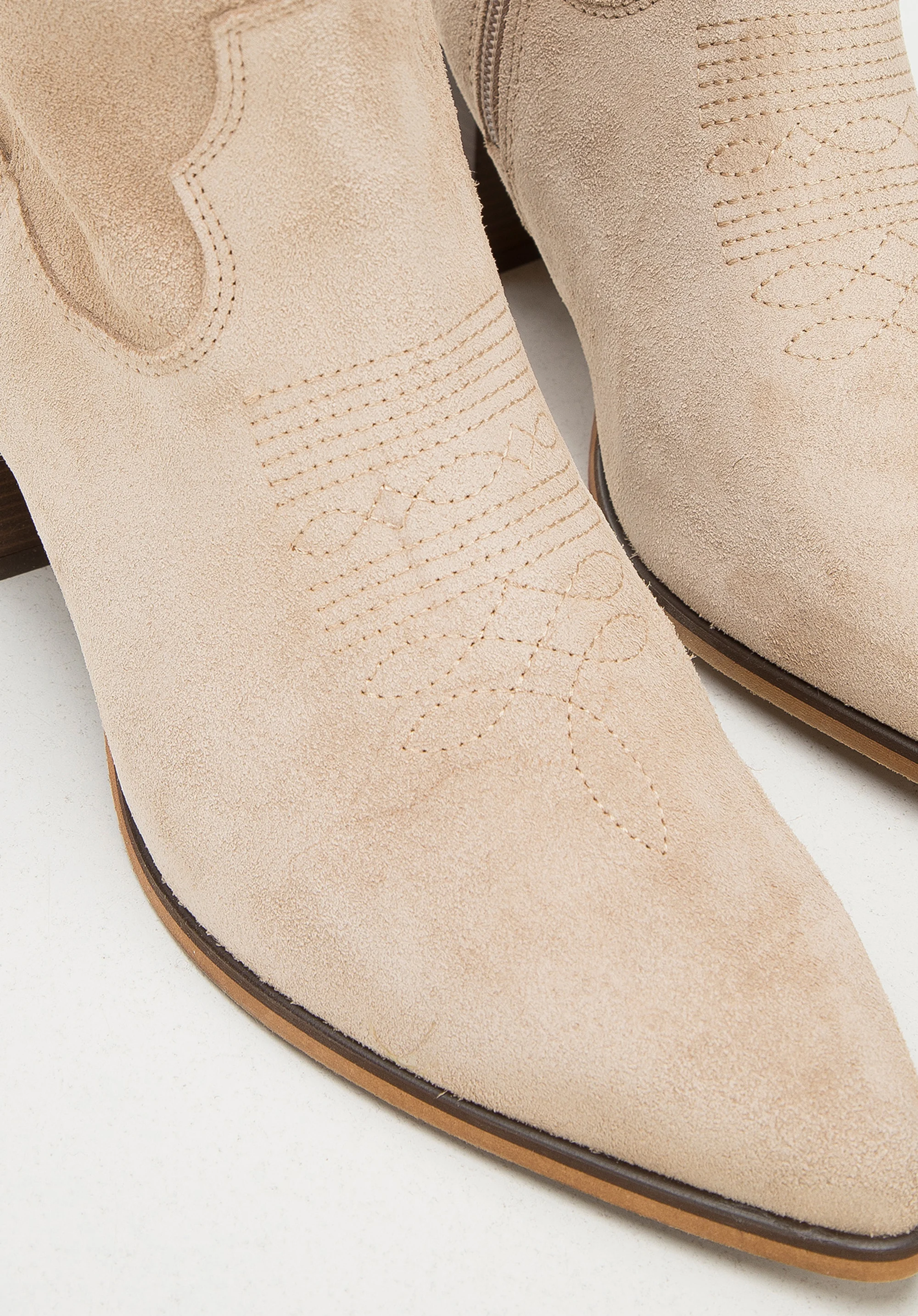 Kowbojki zamszowe z haftami i noskiem w szpic