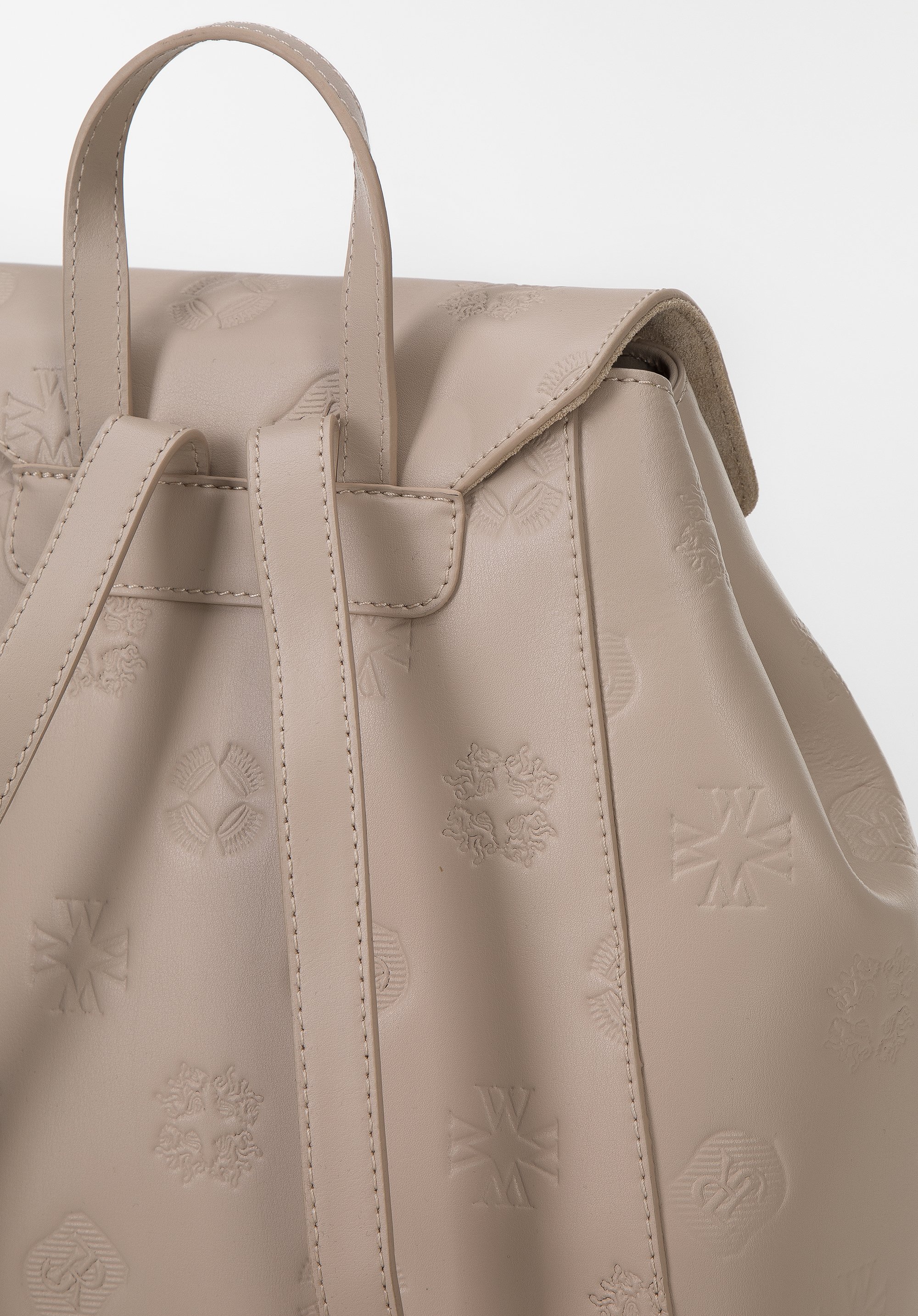 Damski plecak skórzany w monogram z pionowymi suwakami