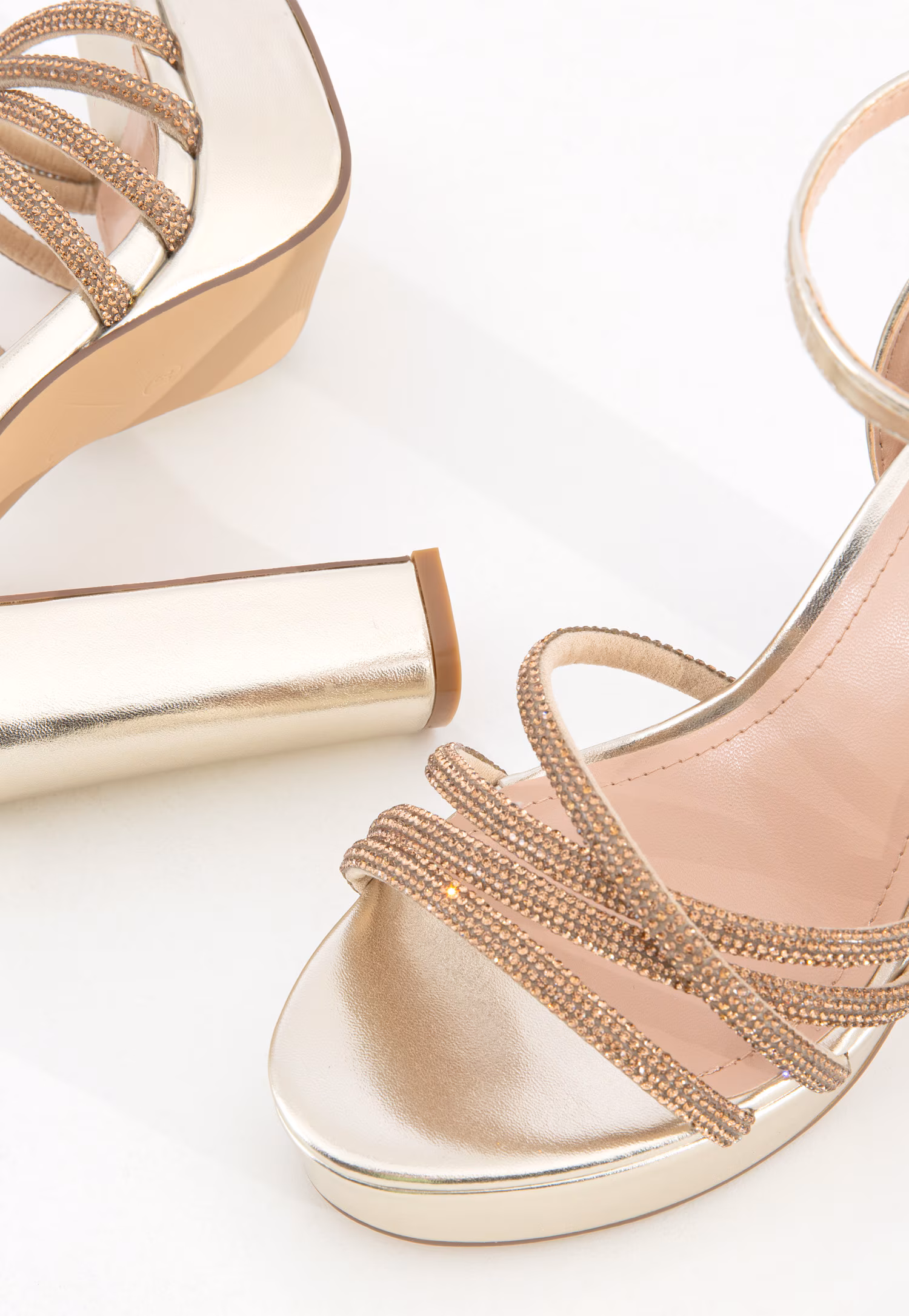 WJS  wysokie złote sandały na szerokim słupku