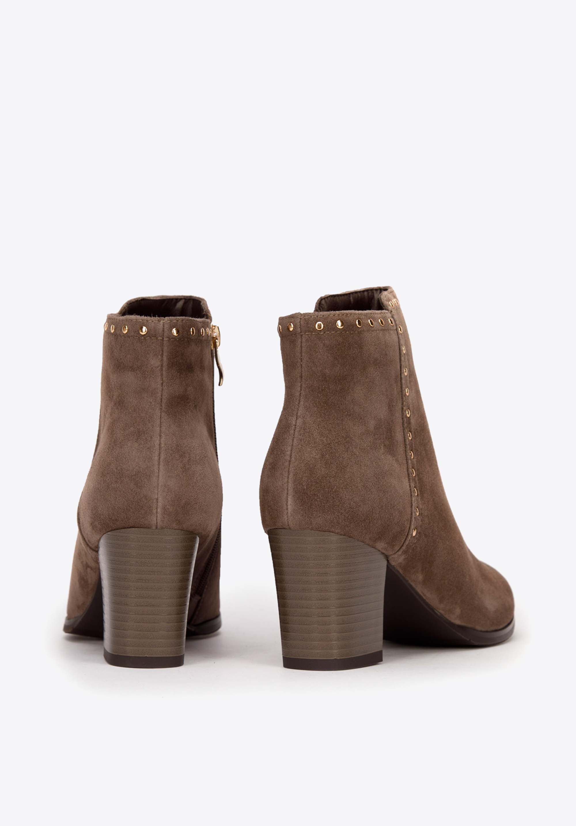 Botki zamszowe na słupku z nitami