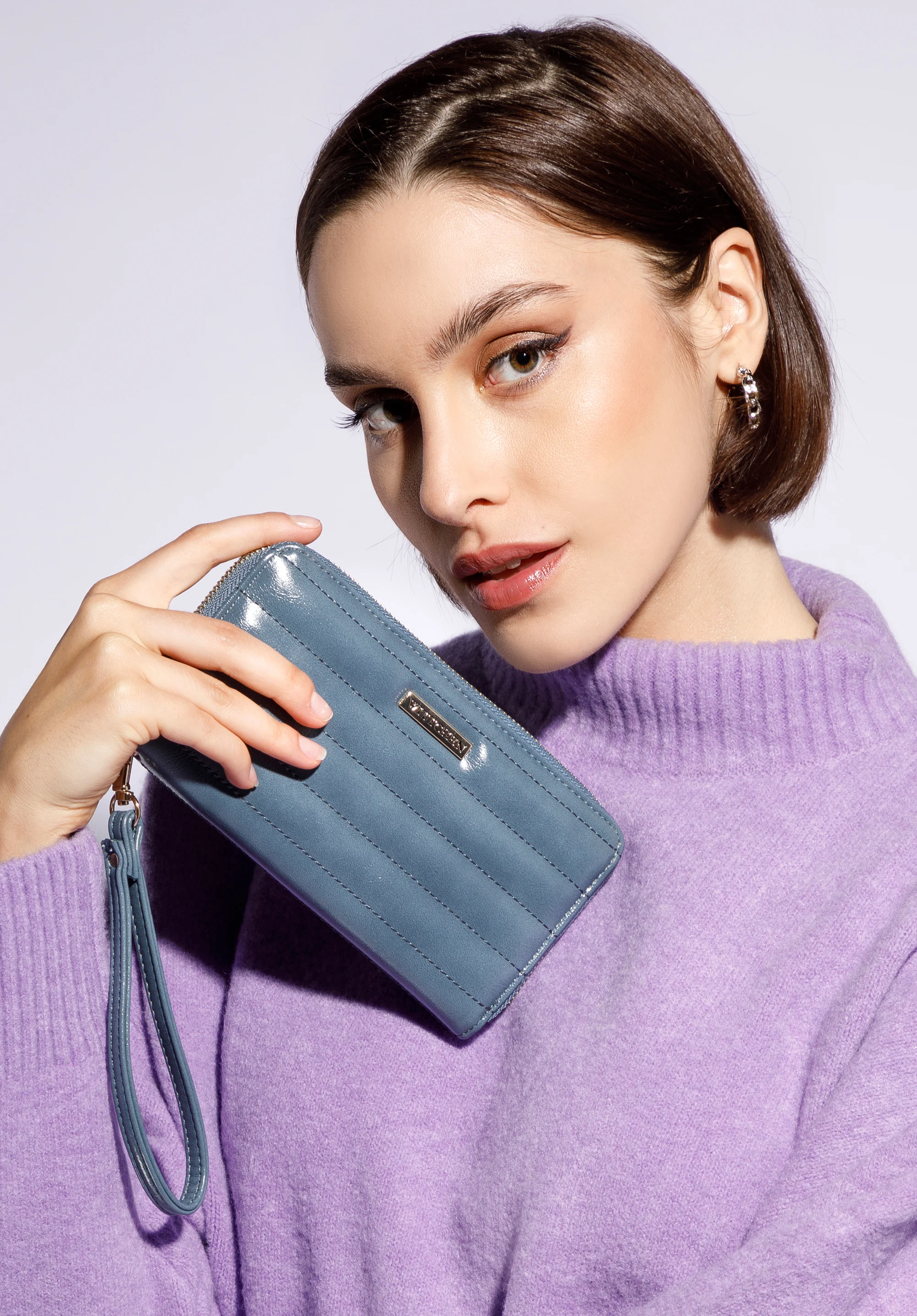 Damski portfel z błyszczącej ekoskóry duży