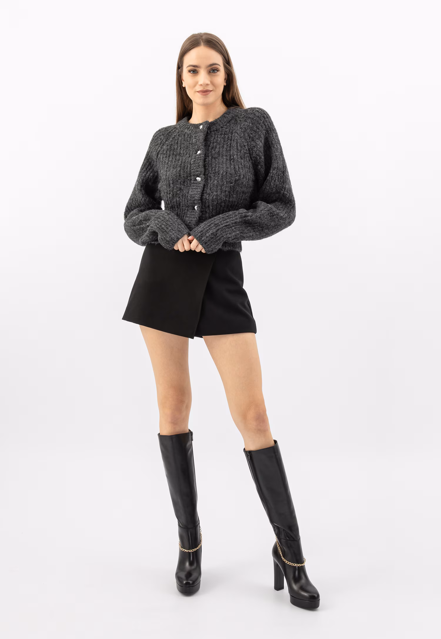 Czarne kozaki damskie na słupku ze złotym łańcuchem