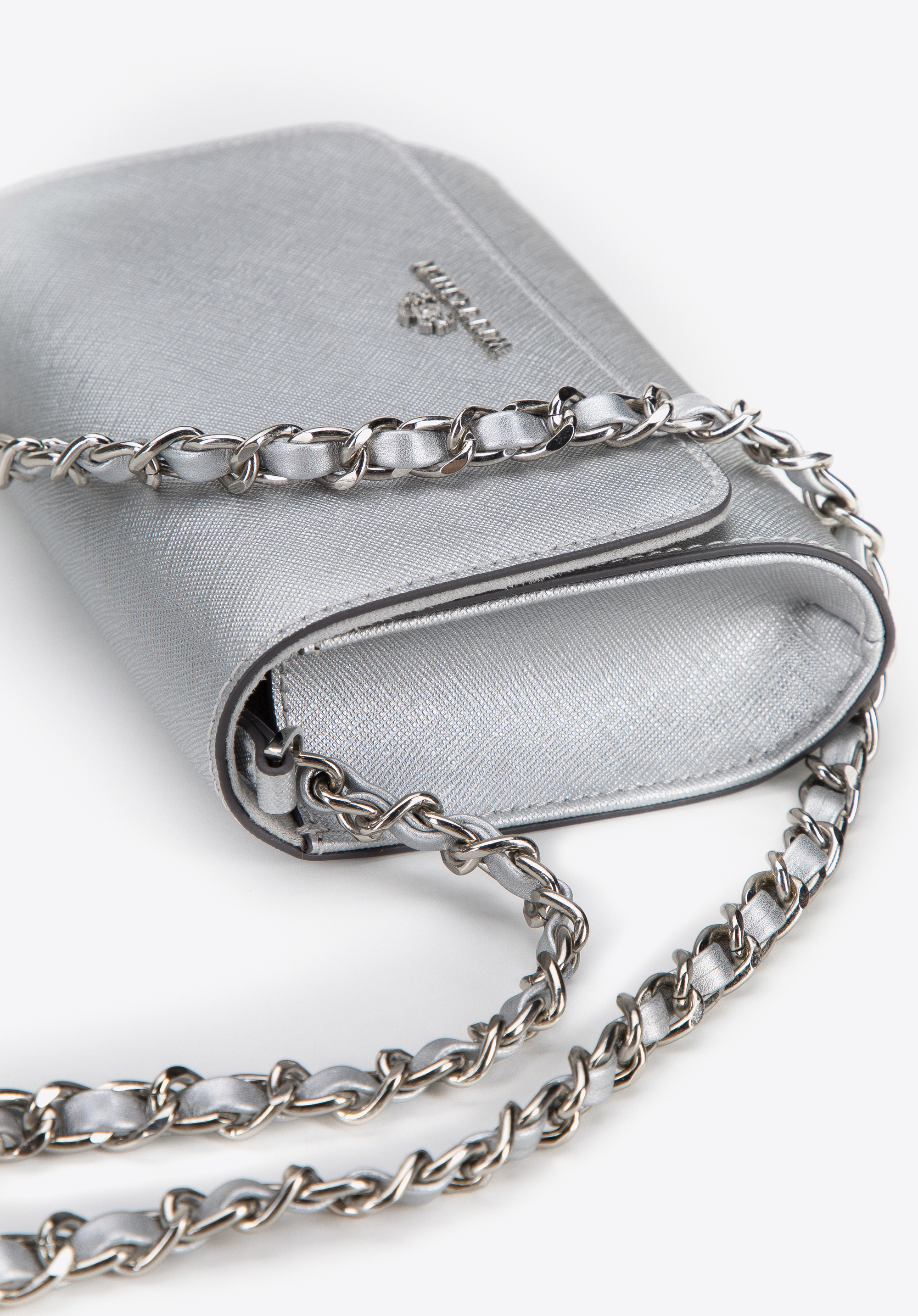 Minitorebka wieczorowa ze skóry saffiano na łańcuszku