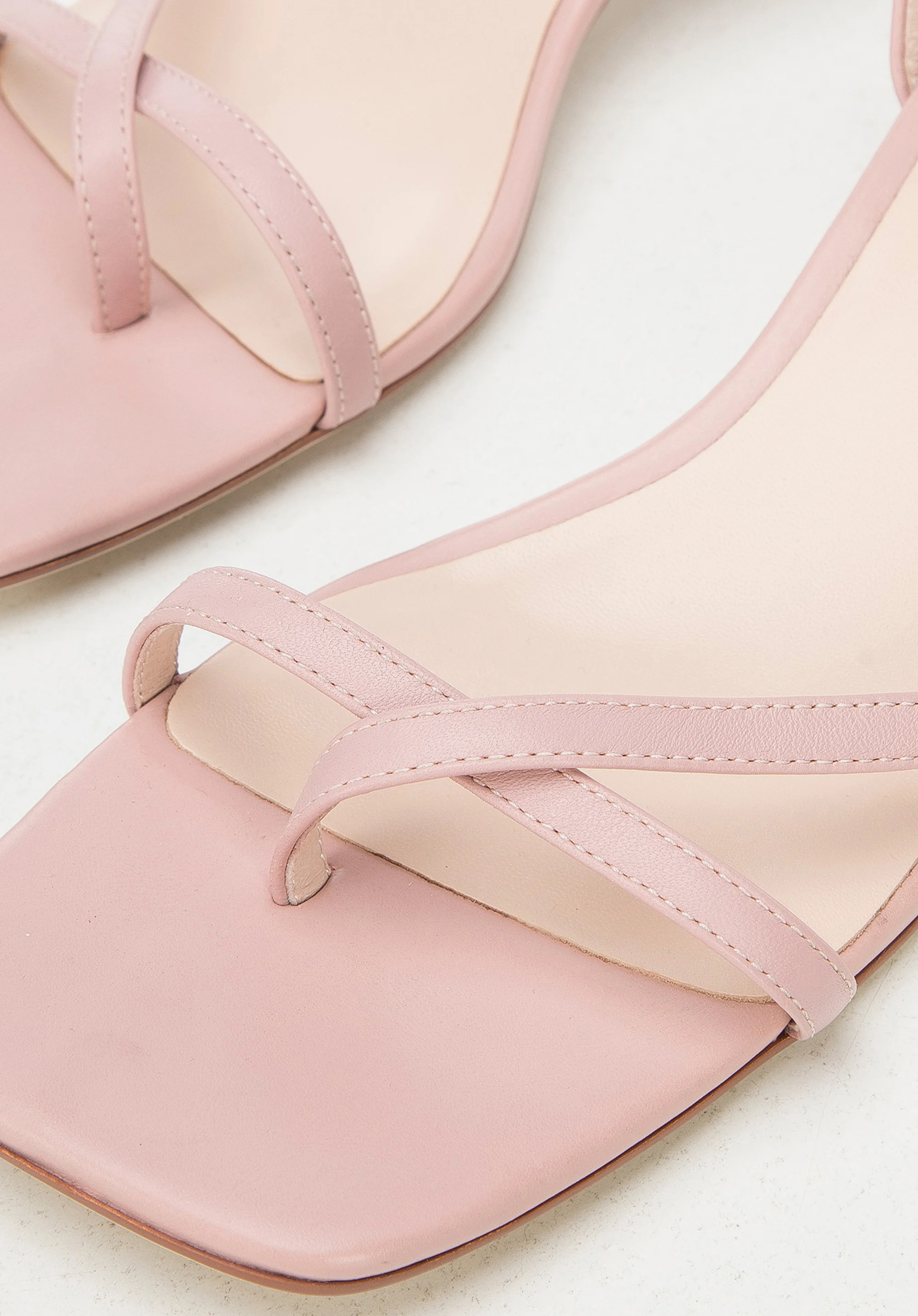 Damskie sandały skórzane z cienkimi paseczkami