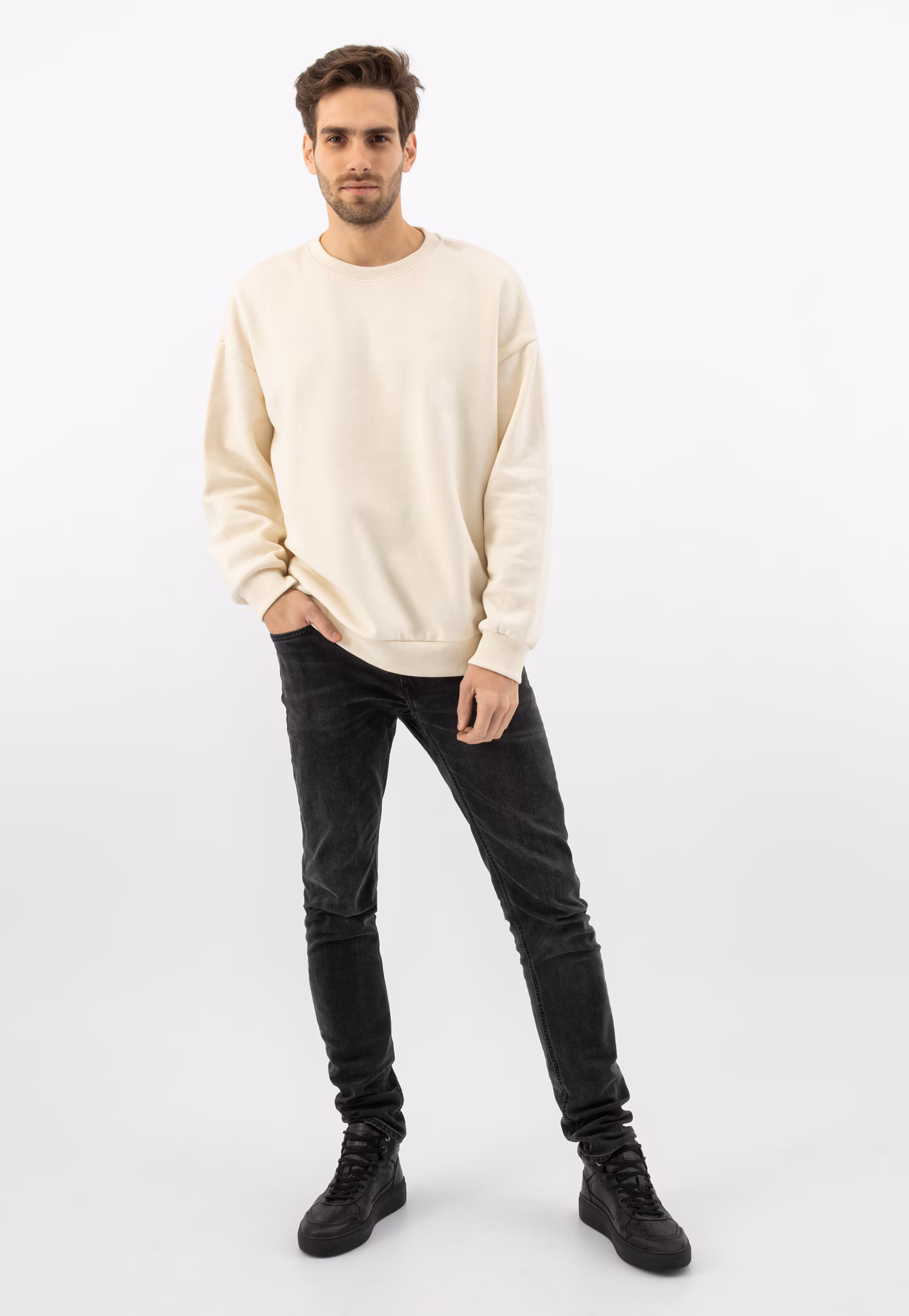 Czarne trzewiki typu trampki