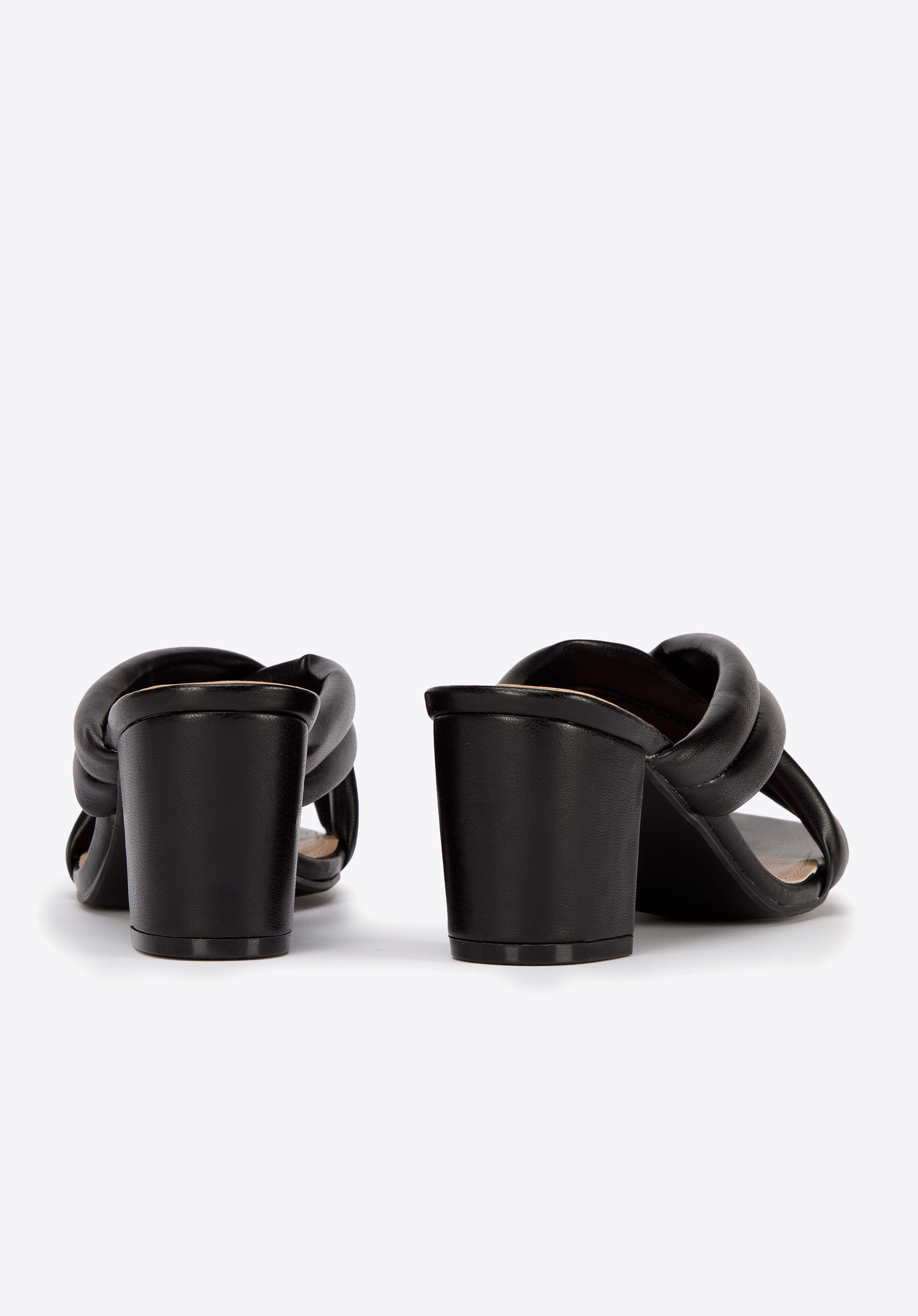 Damskie klapki pikowane z paskami na krzyż