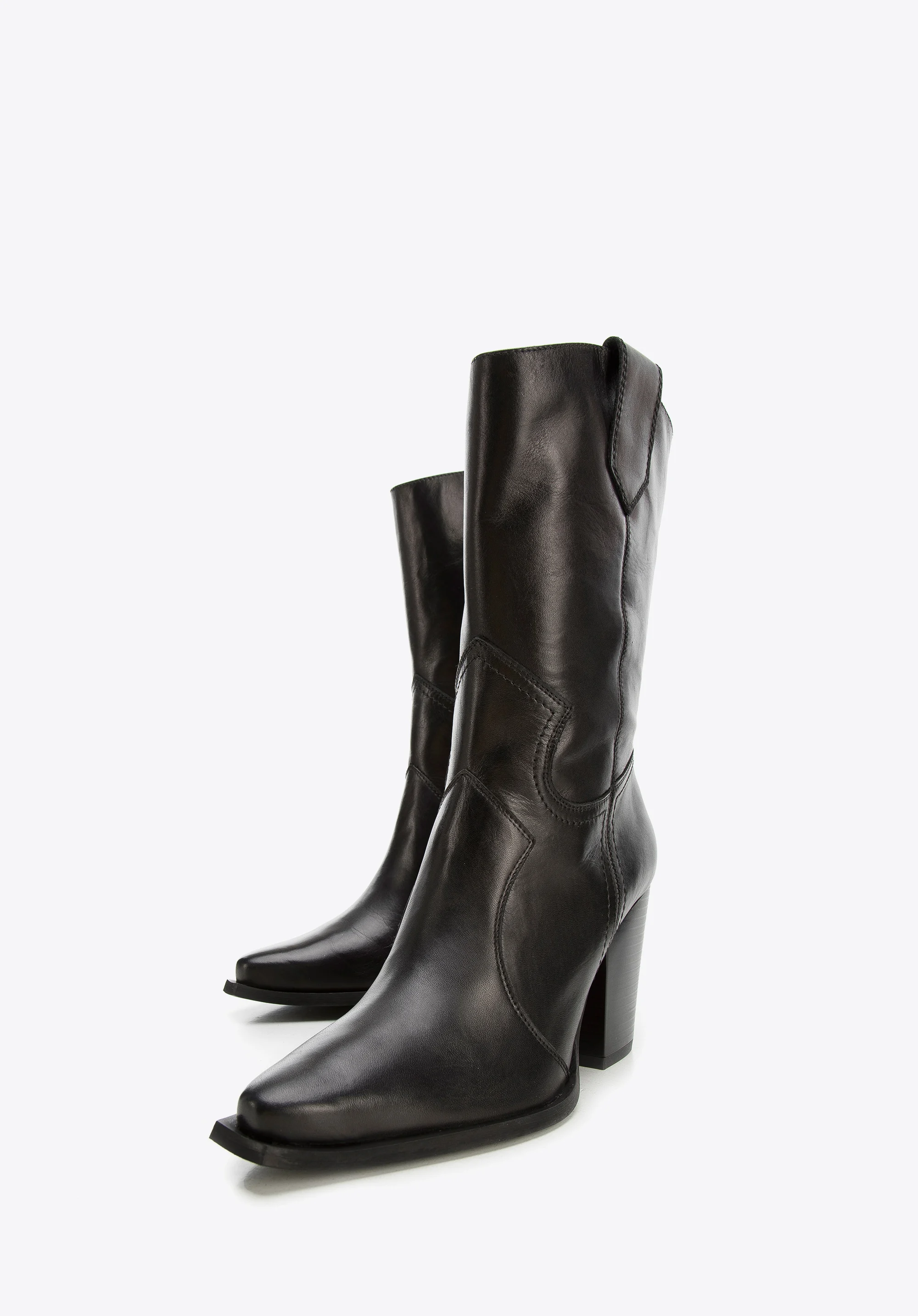 Kowbojki skórzane na obcasie z kanciastym noskiem