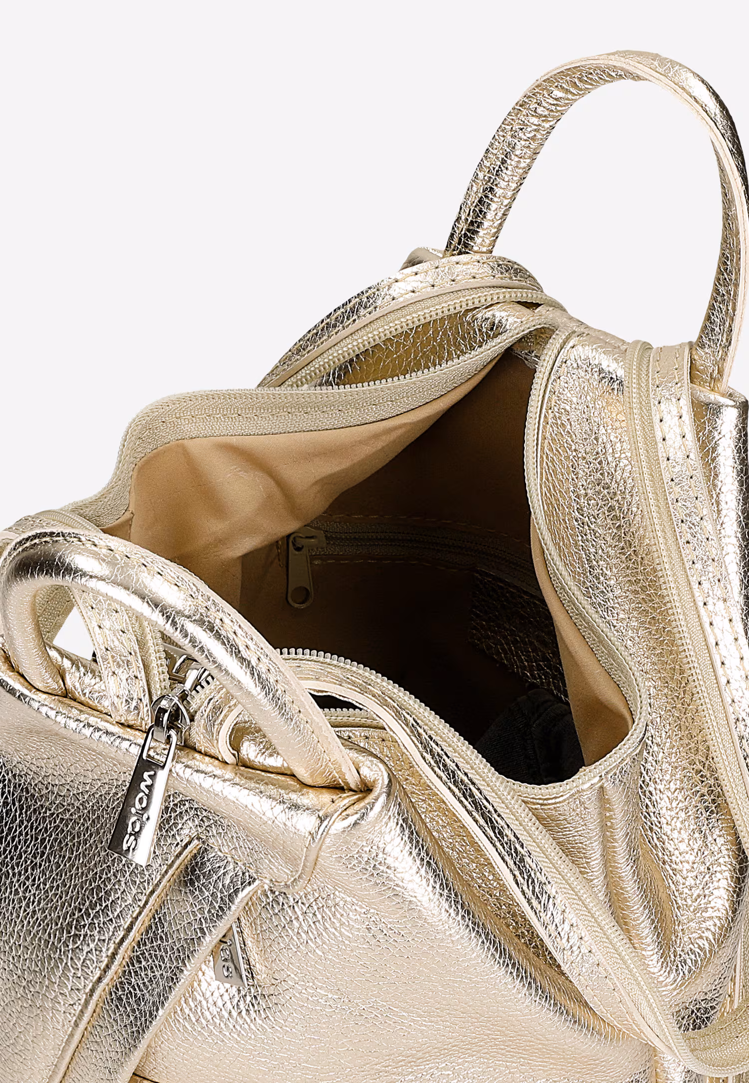 Beżowy trójkątny plecak miejski z suwakiem