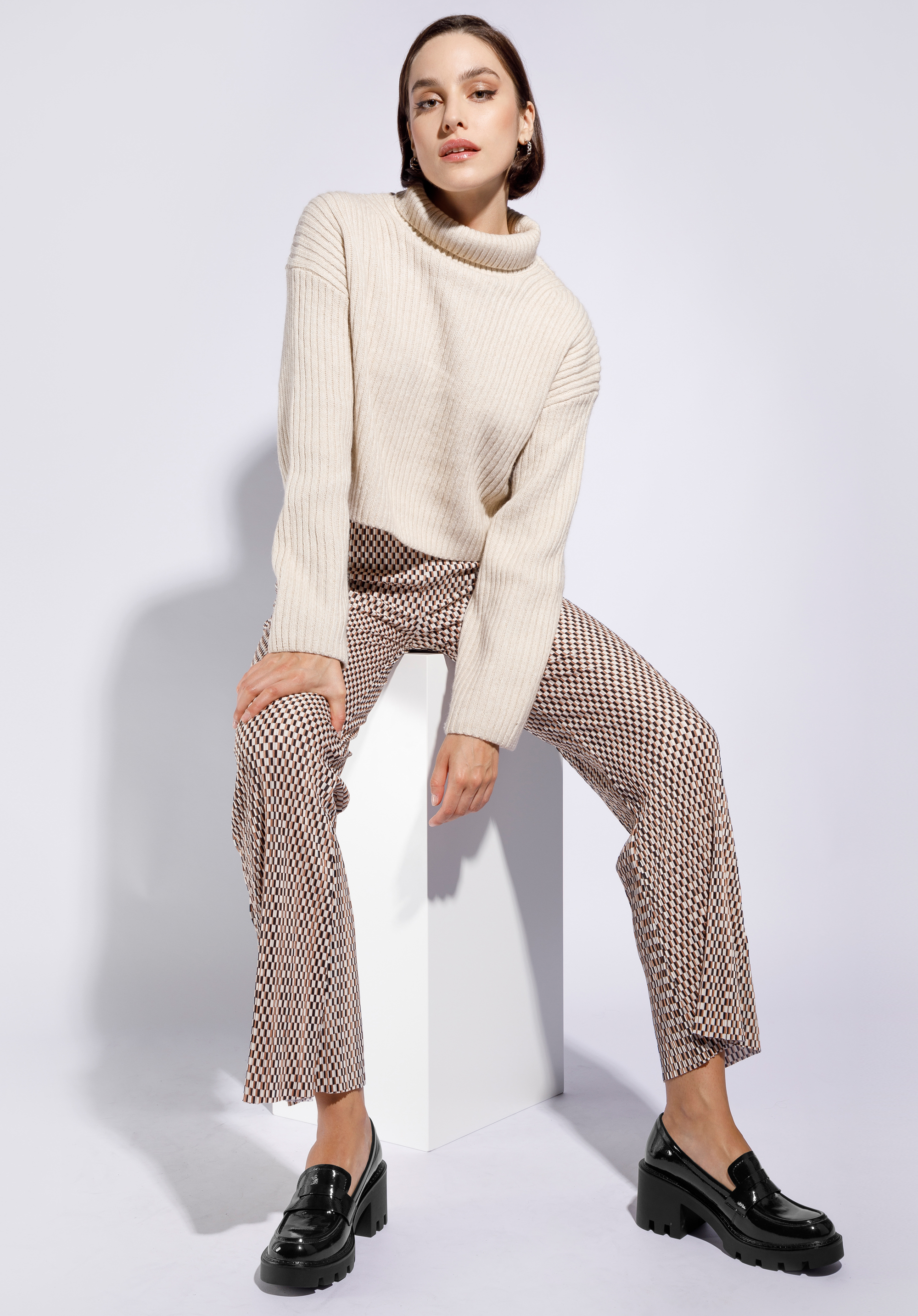 Czółenka ze skóry lakierowanej na grubej platformie z bieżnikiem