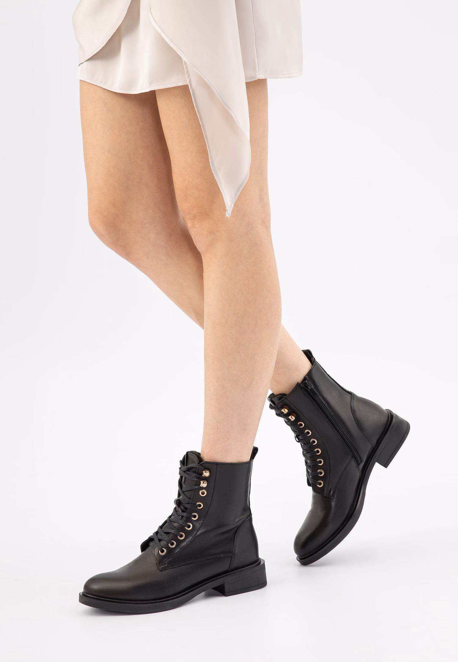 Klasyczne czarne ocieplane trzewiki damskie ze skóry licowej