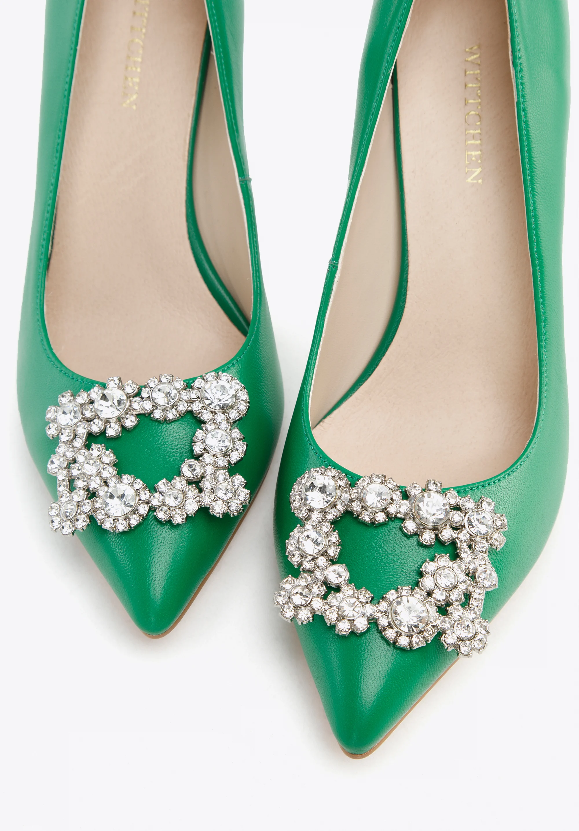 Szpilki skórzane z błyszczącą klamrą