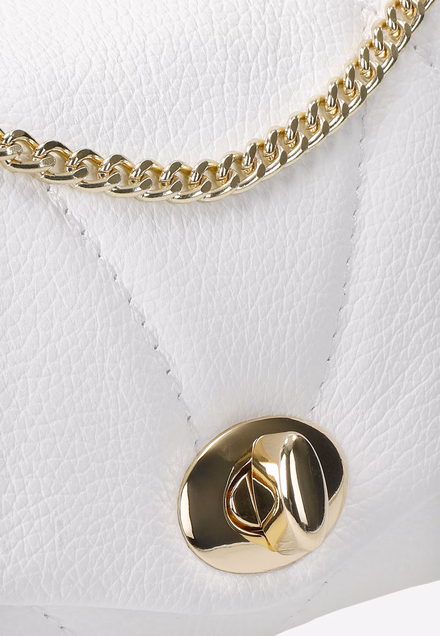 Biała pikowana torebka damska ze złotym łańcuszkiem