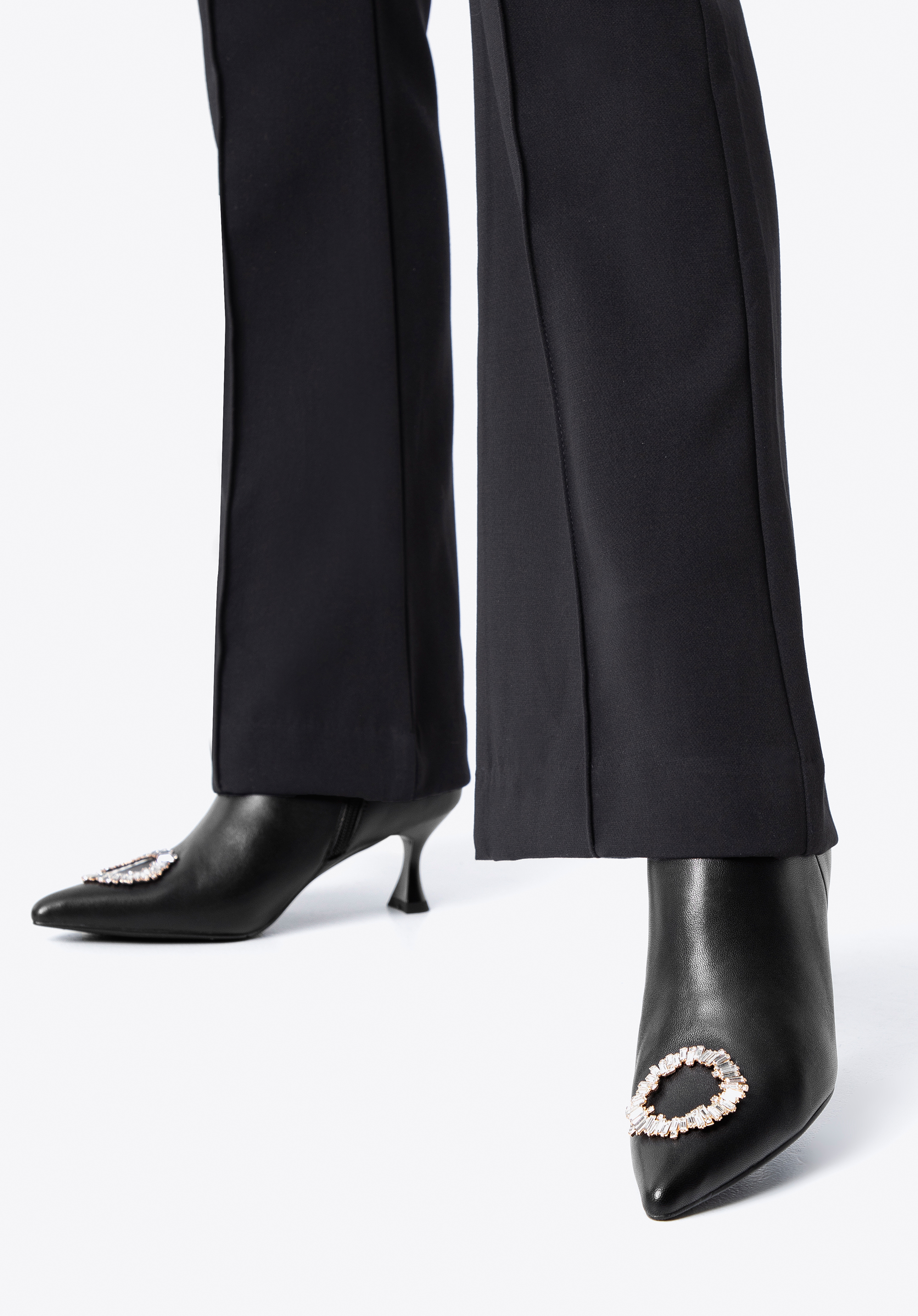 Botki skórzane z okrągłą klamrą na szpilce