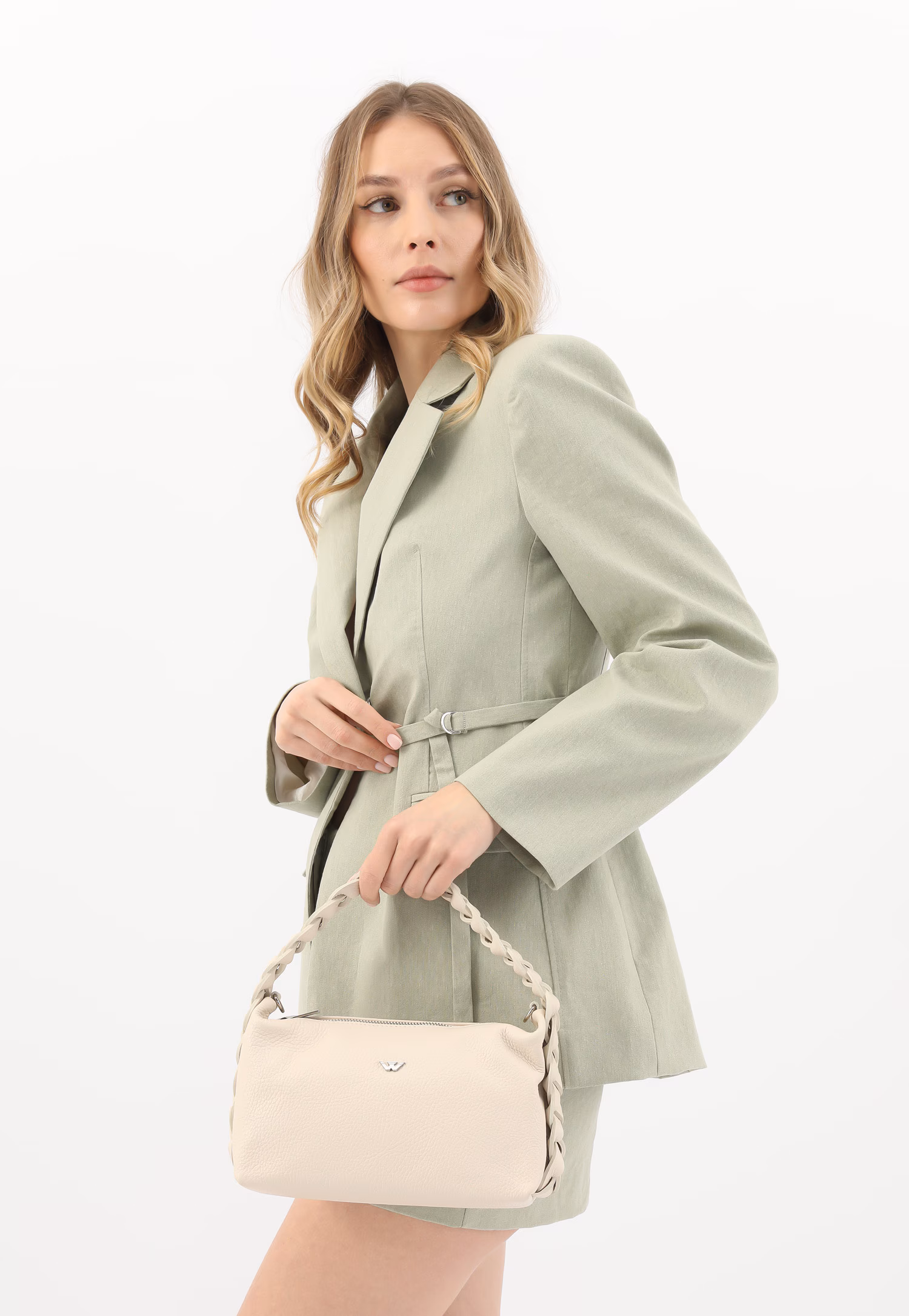 Mała beżowa torebka damska z plecioną rączką