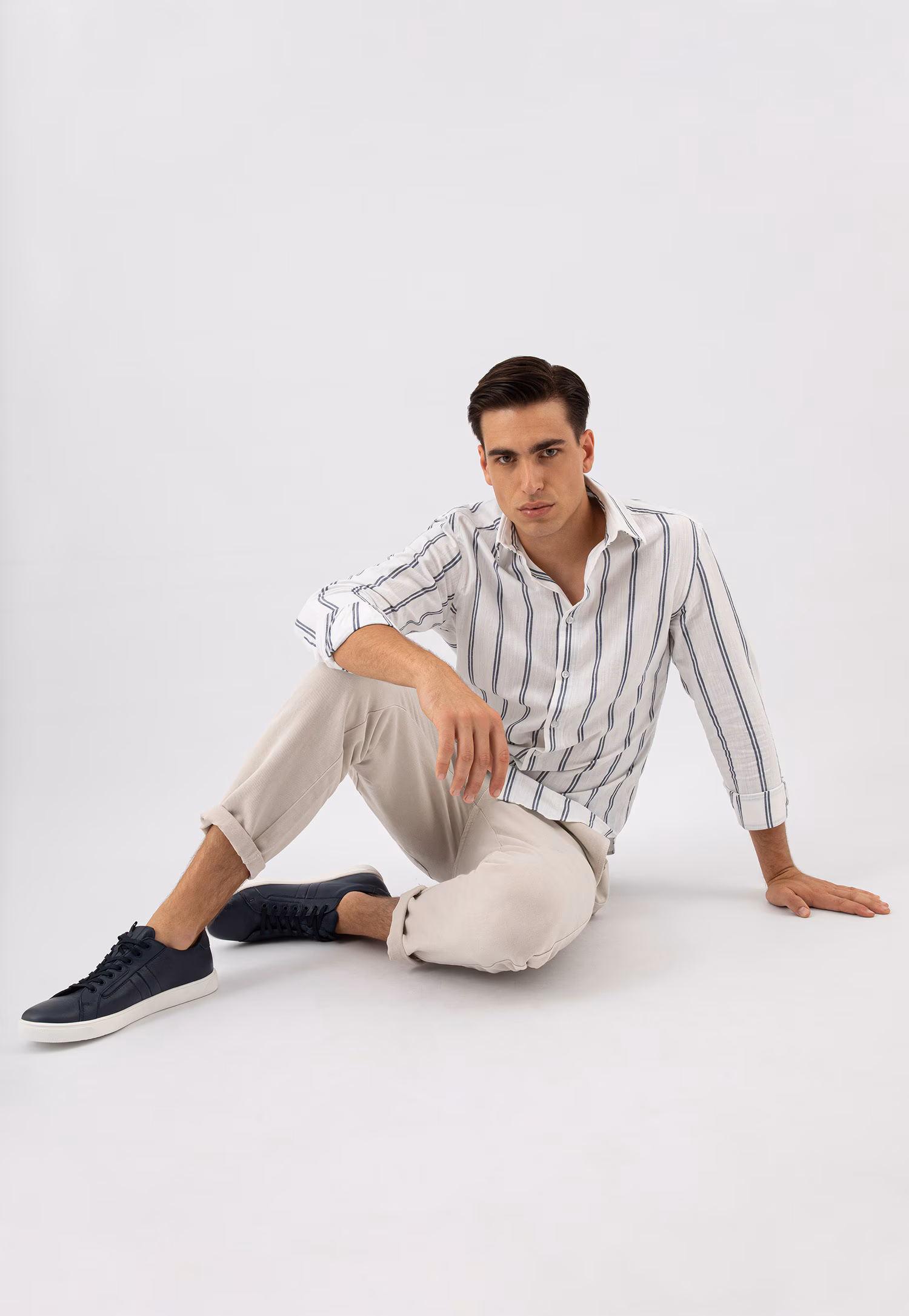 Jasnobrązowe trampki z granatowymi wstawkami