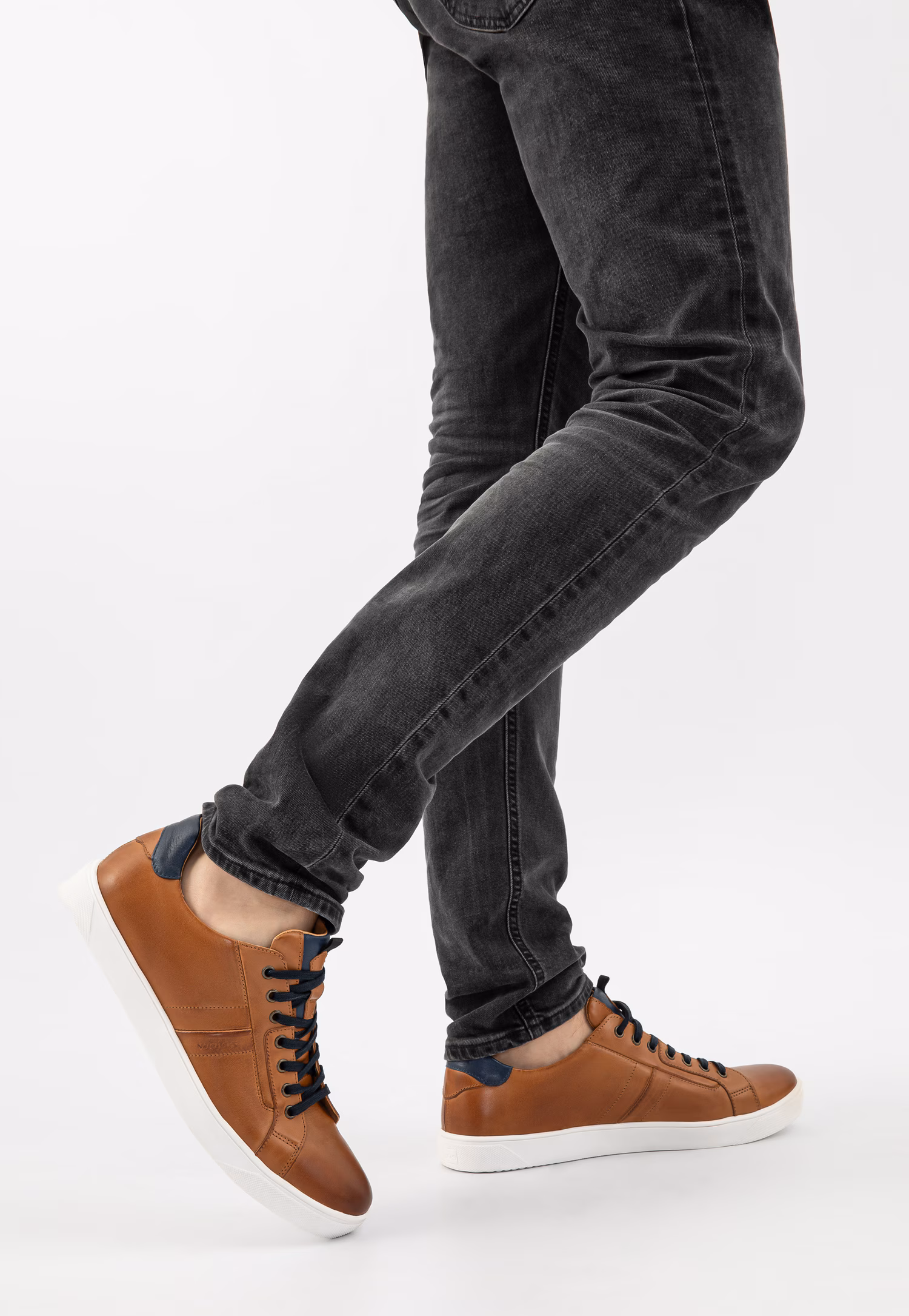 Jasnobrązowe trampki z granatowymi wstawkami