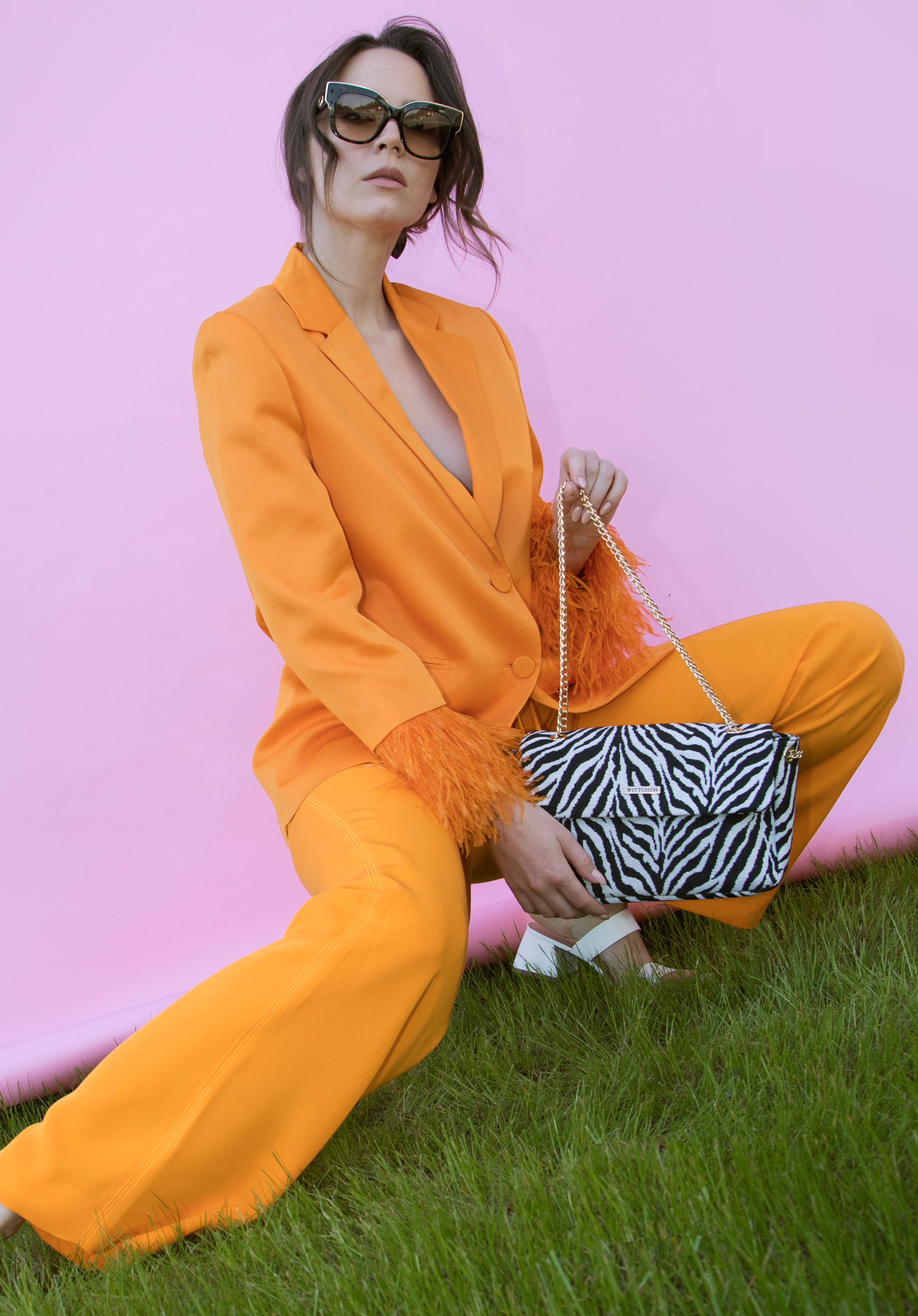 Damska torebka w zebrę na łańcuszku