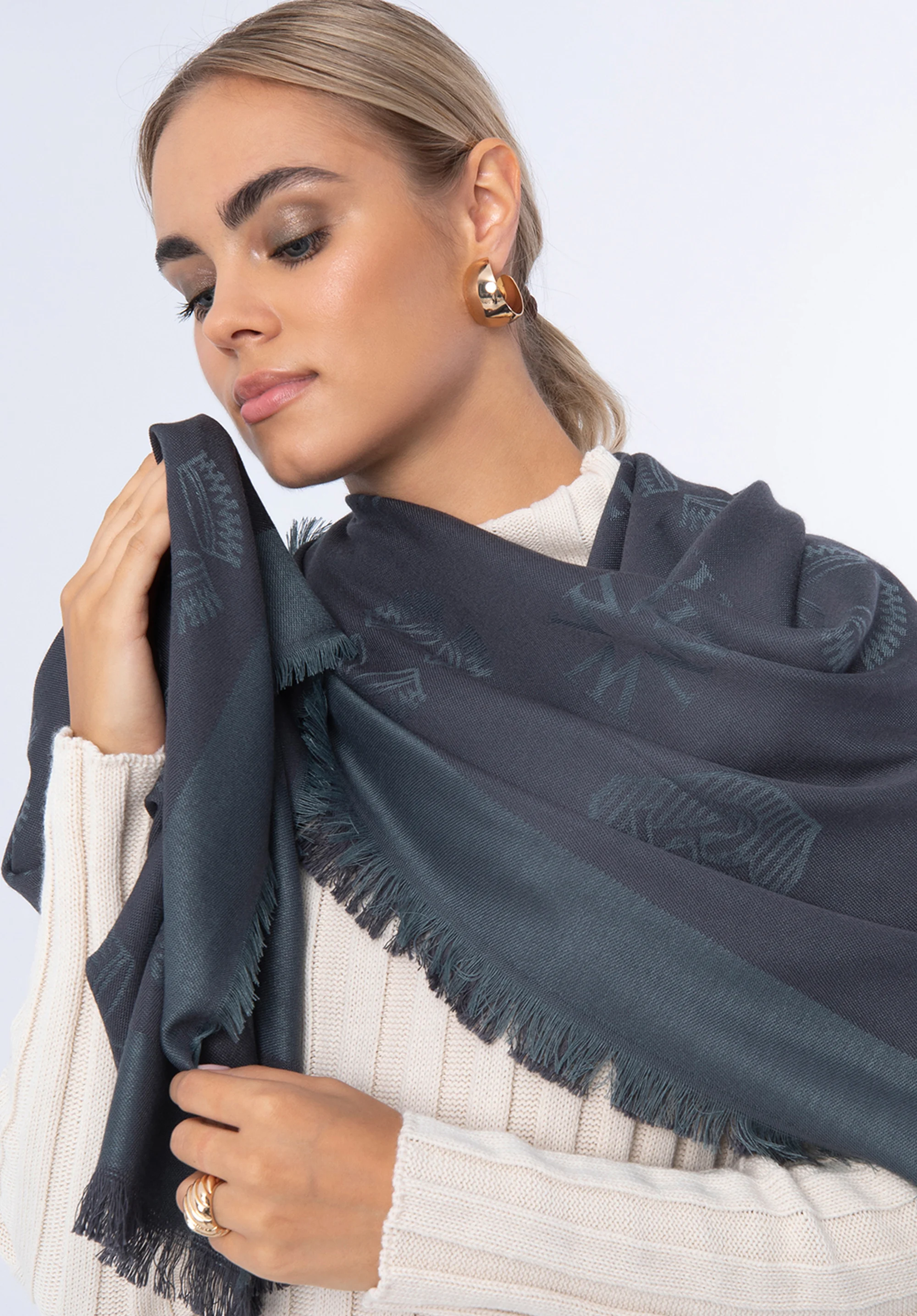 Damska chusta z bambusem tkana w monogram