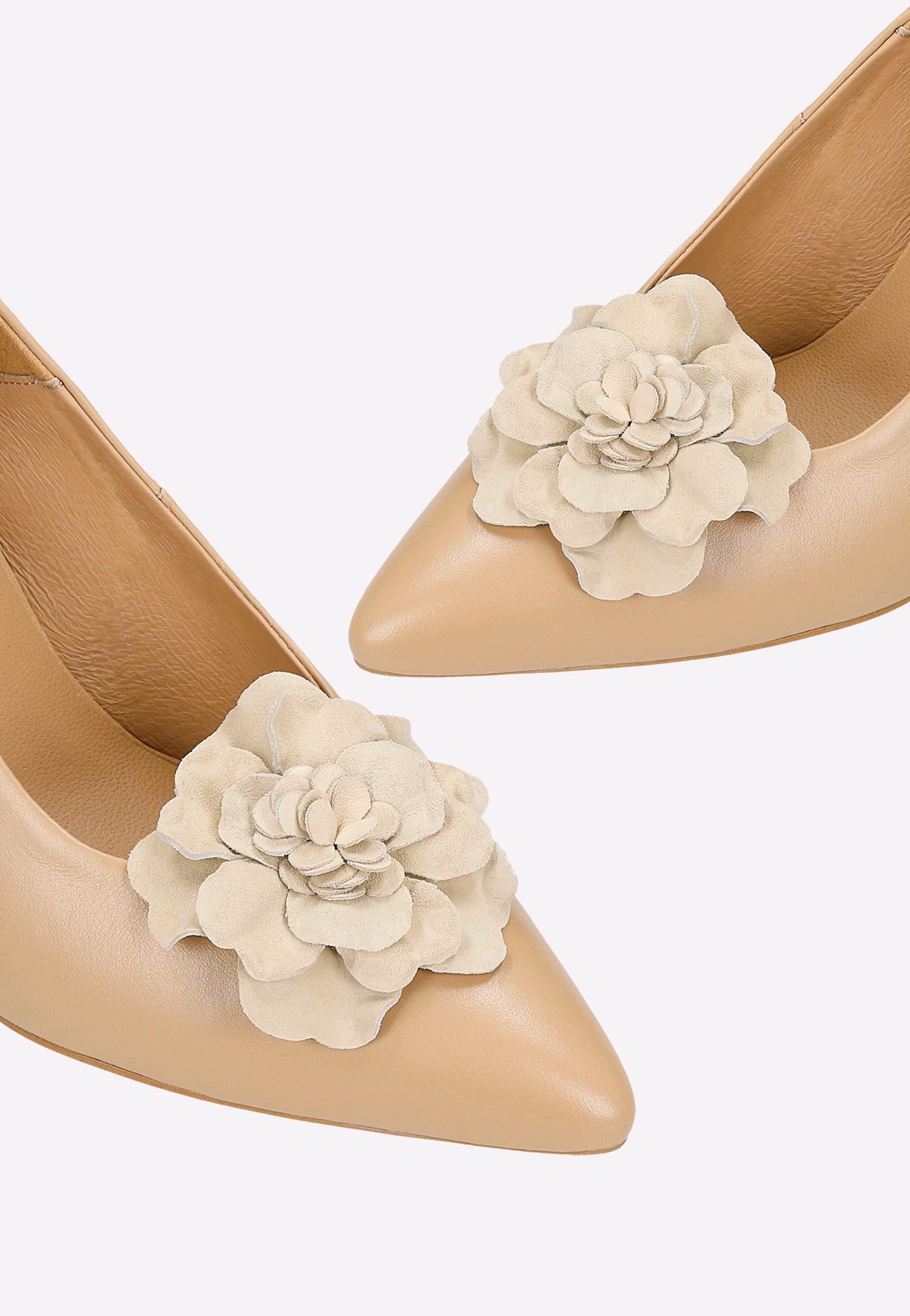 Odpinane ozdoby do obuwia w formie beżowych kwiatów zamszowych